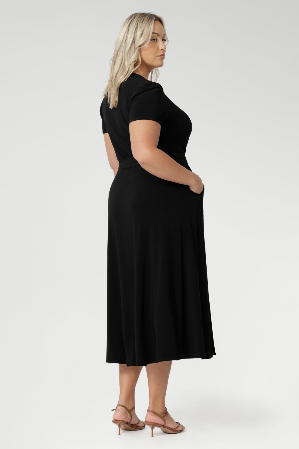 With side pockets for added practicality, this midi-length dress is an ideal choice for curvy women seeking stylish workwear. Available in sizes 8-24, the Alexis dress is the perfect plus-size wrap dress for women looking for a flattering, functional, and fashionable