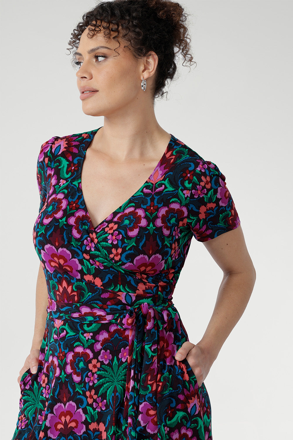 The fully functioning wrap style includes extended waist ties for a customizable fit, while the double-layer back bodice offers added comfort and structure.