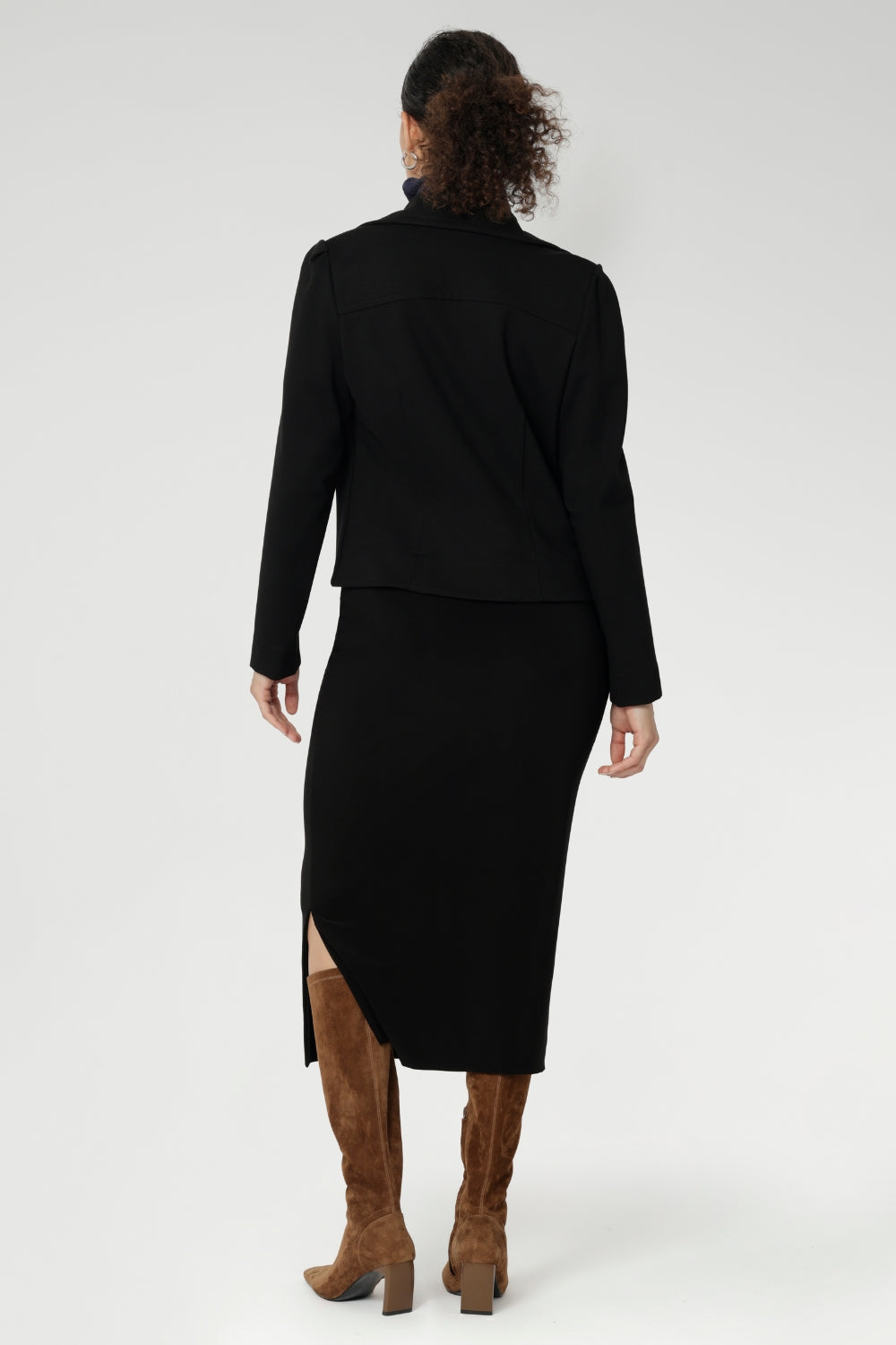 Mid-calf length skirt with a flattering side-split, making it perfect for both work and events. Crafted as a double-layer tube skirt, it features a soft folded waistband and a comfortable pull-on style.