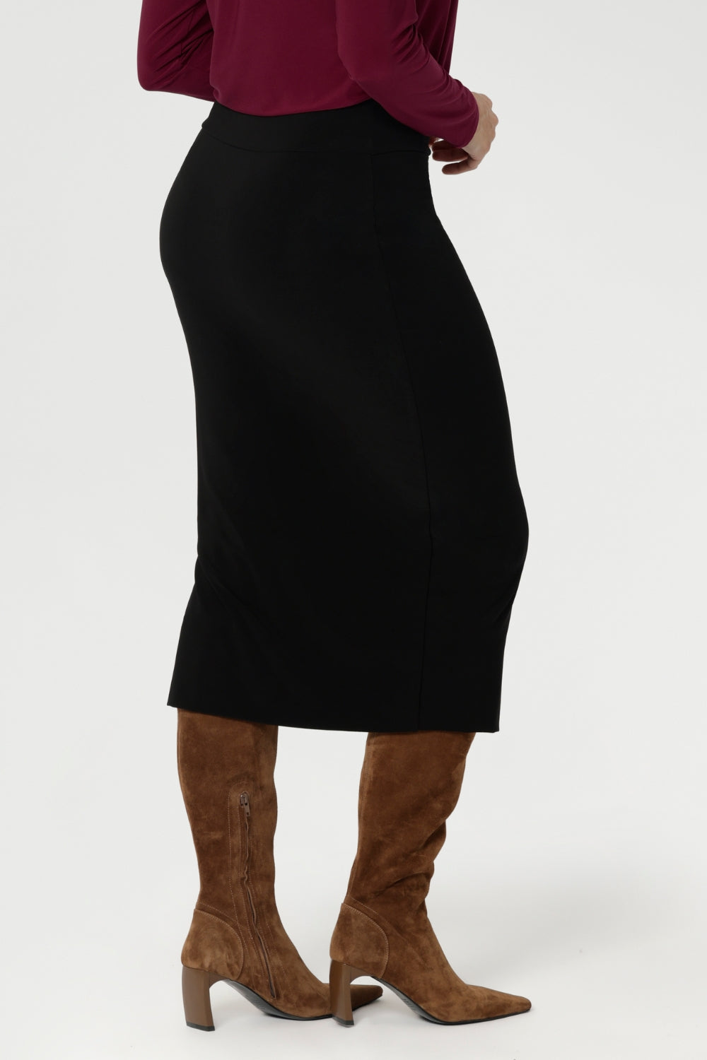 Mid-calf length skirt with a flattering side-split, making it perfect for both work and events. Crafted as a double-layer tube skirt, it features a soft folded waistband and a comfortable pull-on style.
