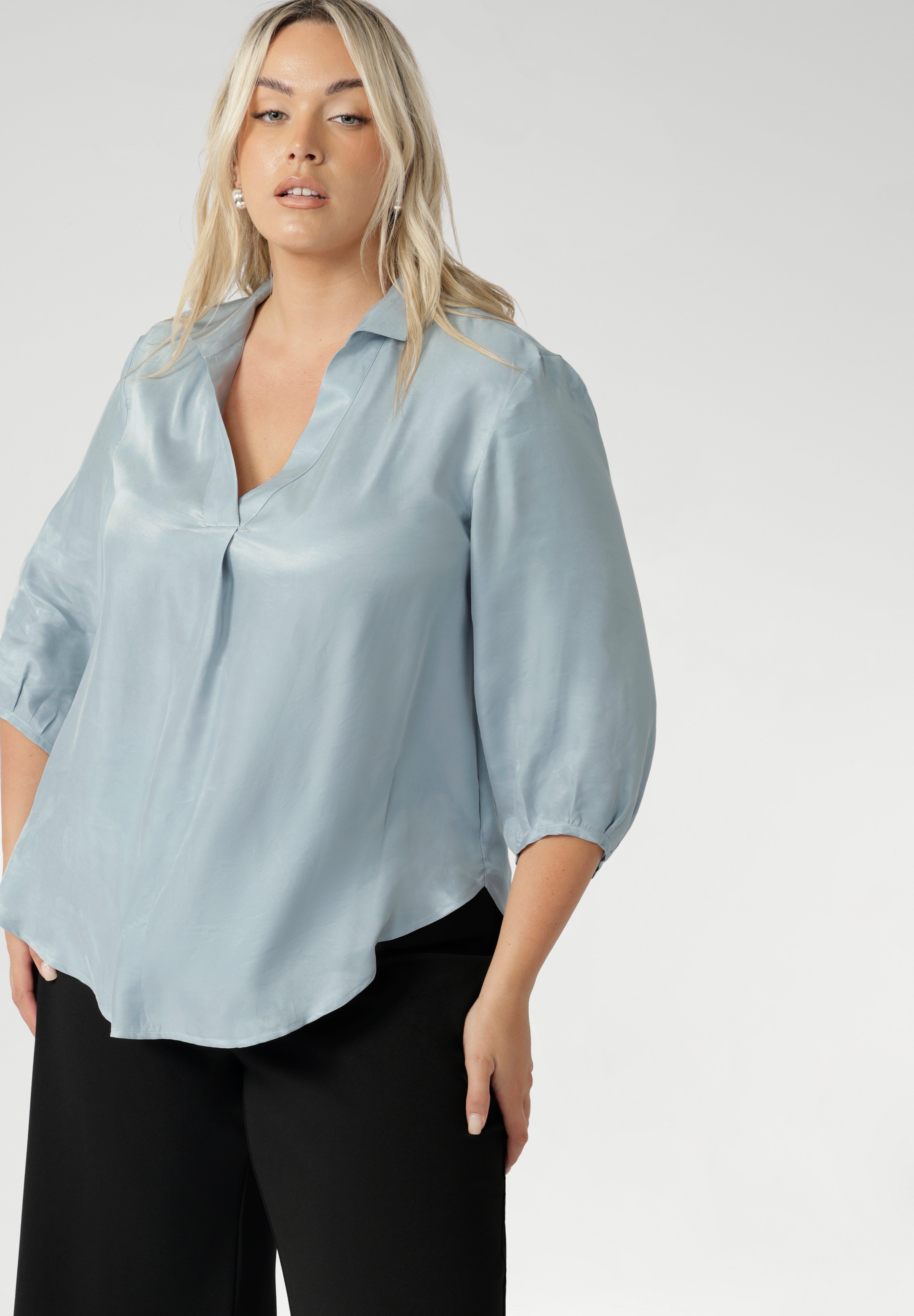 The Arley Shirt in Ice Blue offers a fresh take on everyday dressing with its clean, buttonless design and soft, suede-touch Tencel fabric. This pull-on style combines a sleek, contemporary silhouette with thoughtful detailing, making it a go-to piece for effortless polish.
