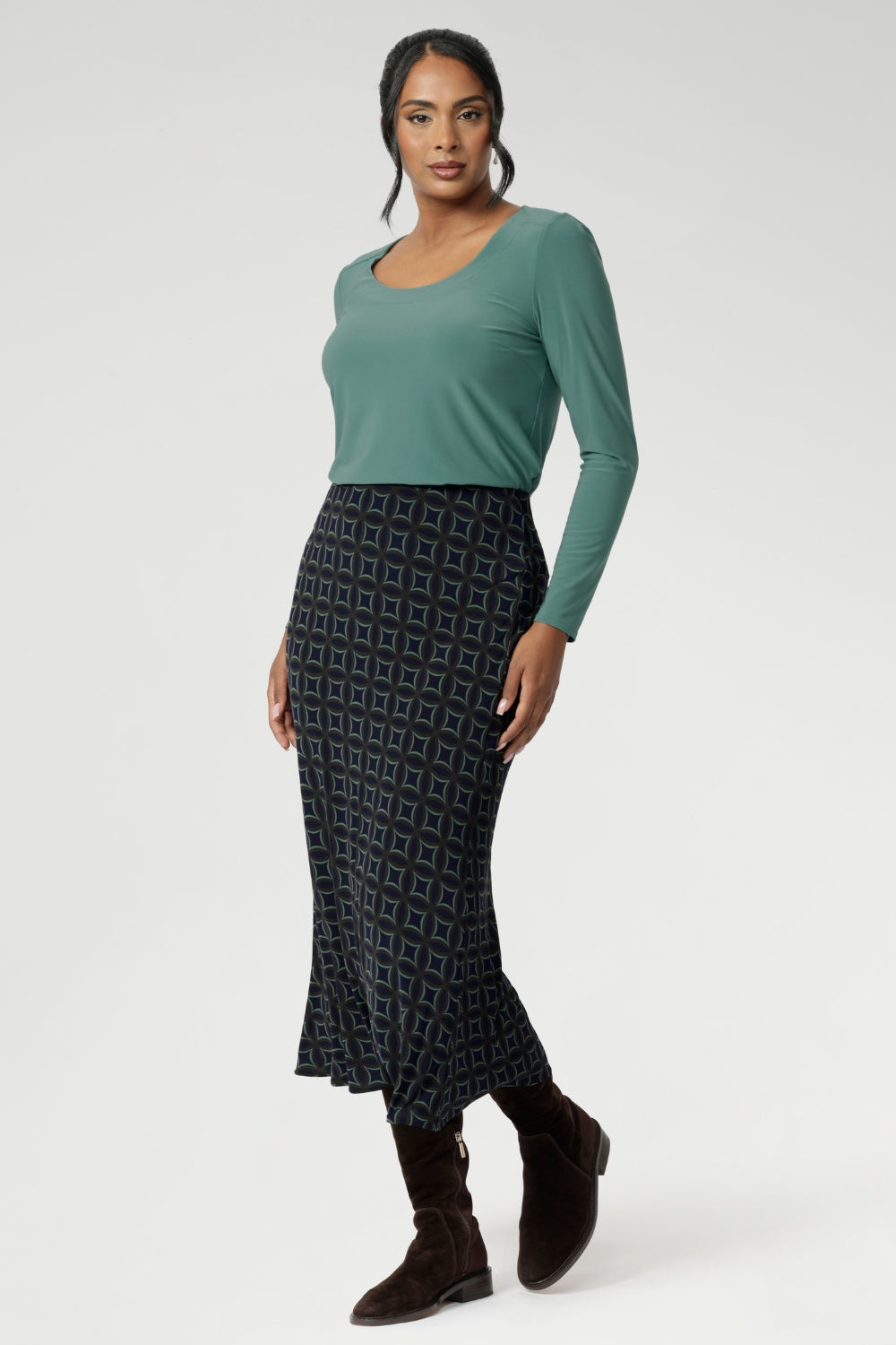 Ideal for both work and travel, this sleek and sophisticated skirt is made from easy-care dry-touch jersey, which is wrinkle-resistant for all-day wear. Available in sizes 8 to 24, it pairs effortlessly with a variety of tops and jackets, offering versatility and style for any occasion.