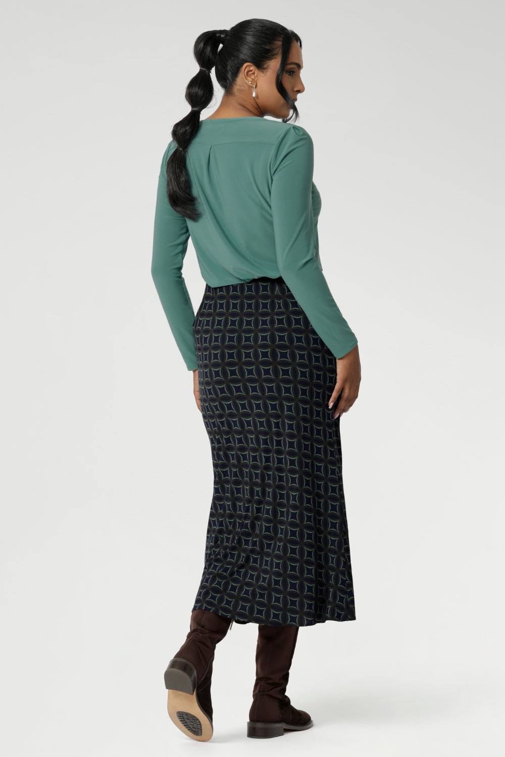 This chic midi skirt is the perfect addition to your workwear collection, combining elegance with comfort. Flattering bias cut skirt offers a fluid silhouette that moves with you. Darts at the back enhance your natural shape, while preserving the A-line structure for a sleek, feminine finish. Crafted from easy-care, wrinkle-resistant dry-touch jersey, this skirt is perfect for both work and travel.