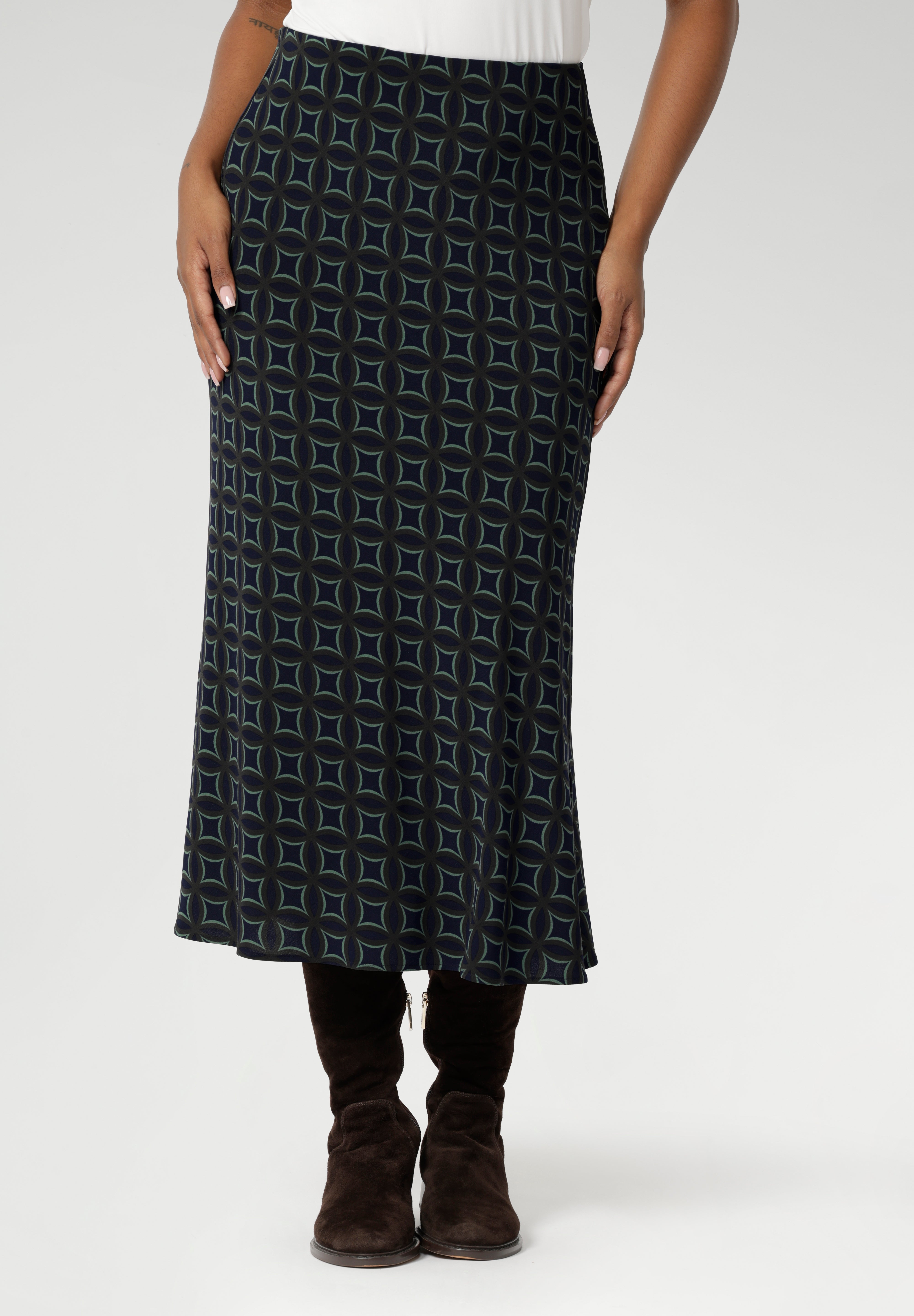 Available in sizes 8 to 24, it pairs effortlessly with a variety of tops and jackets, offering versatility and style for any occasion. Pairing possibilities include matching Kyle Top in Midnight Mosaic for a faux dress look.