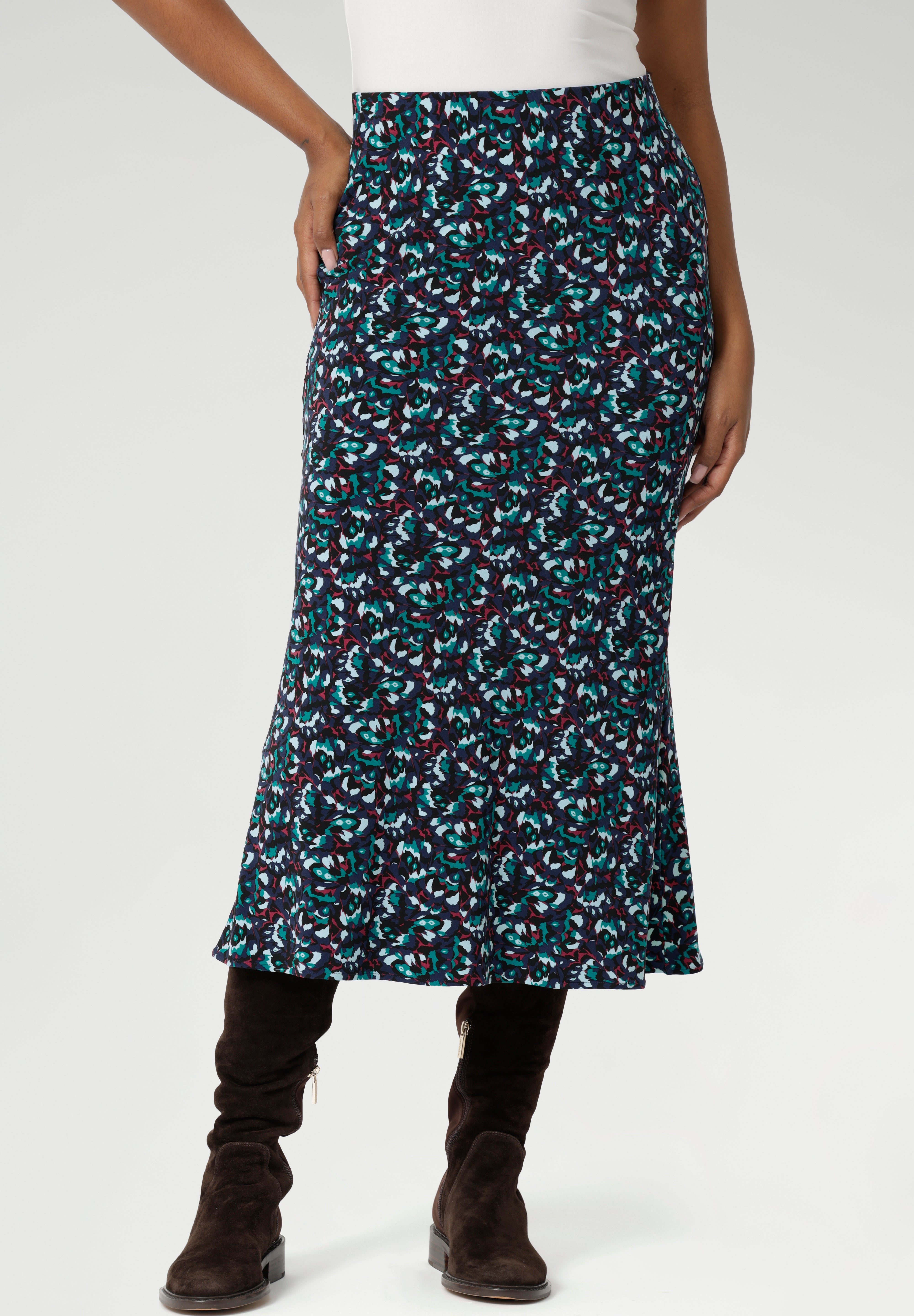 The pull-on style with a smooth internal elastic waistband keeps things simple and comfortable, while subtle back darts provide soft shaping through the waist and hips. With its clean A-line silhouette and unlined, pocket-free design, Asher maintains a sleek look that layers beautifully across seasons. Made in Australia from an easy-care, wrinkle-resistant jersey.