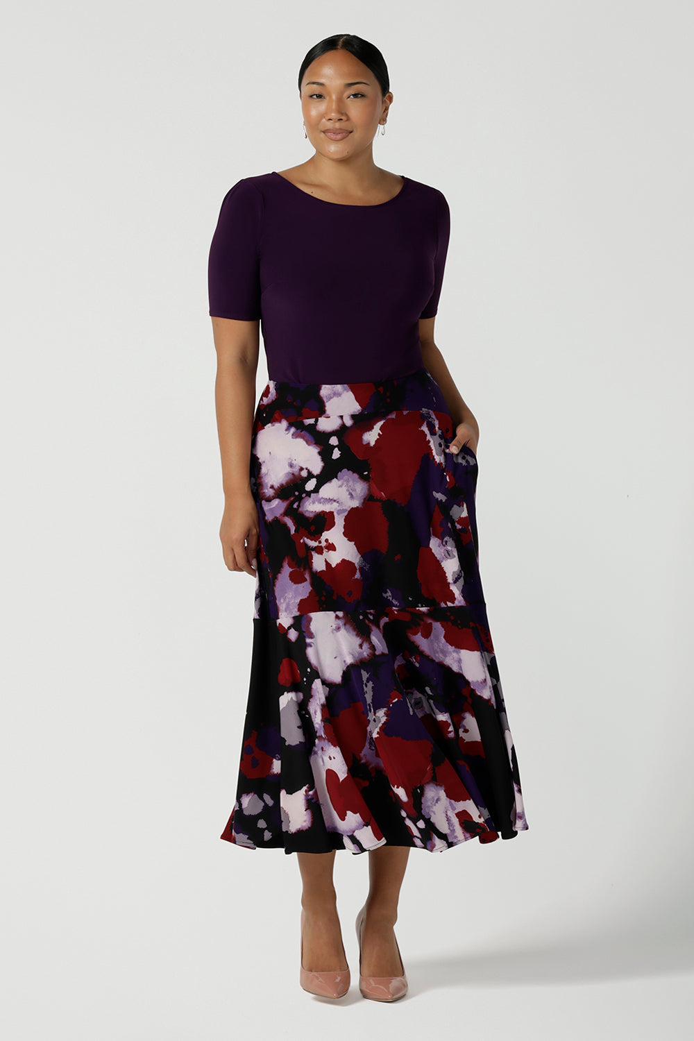 Size 10 woman wears the Berit Maxi skirt in the Fitzroy Print. Styled back with pink pumps and the Amethyst Ziggy Top. Made in Australia for women size 8 - 24. 