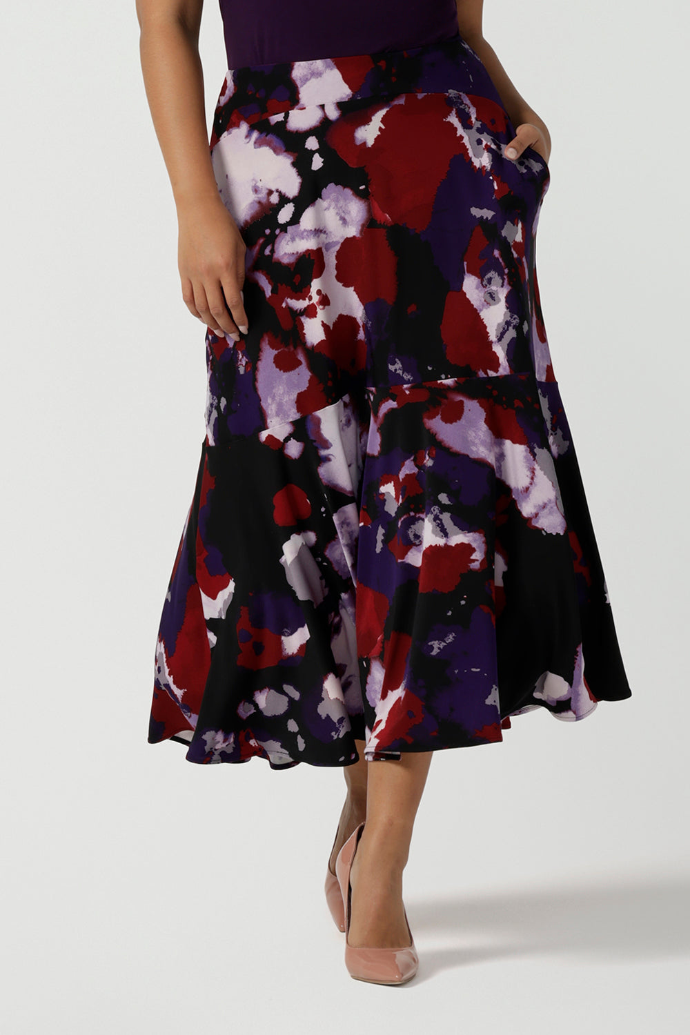 Close up of a Size 10 woman wears the Berit Maxi skirt in the Fitzroy Print. Styled back with pink pumps and the Amethyst Ziggy Top. Made in Australia for women size 8 - 24.