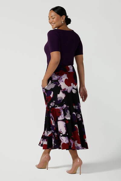 Size 10 woman wears the Berit Maxi skirt in the Fitzroy Print. Styled back with pink pumps and the Amethyst Ziggy Top. Made in Australia for women size 8 - 24. 