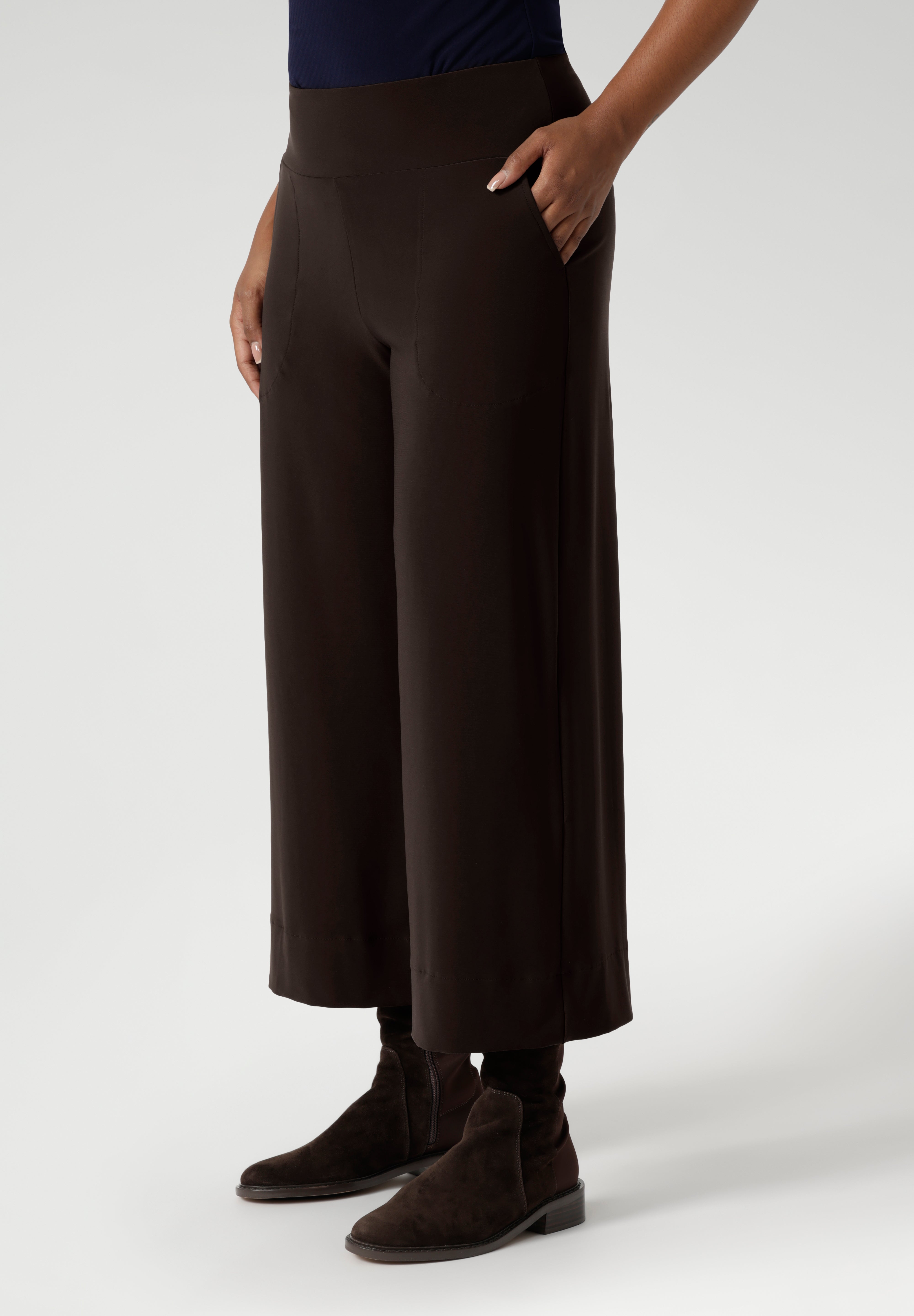 The Bradley Culotte in Cocoa is a pant that unites all heights. Pair back with our Sandro Jacardi for a comfortable soft suiting combination.