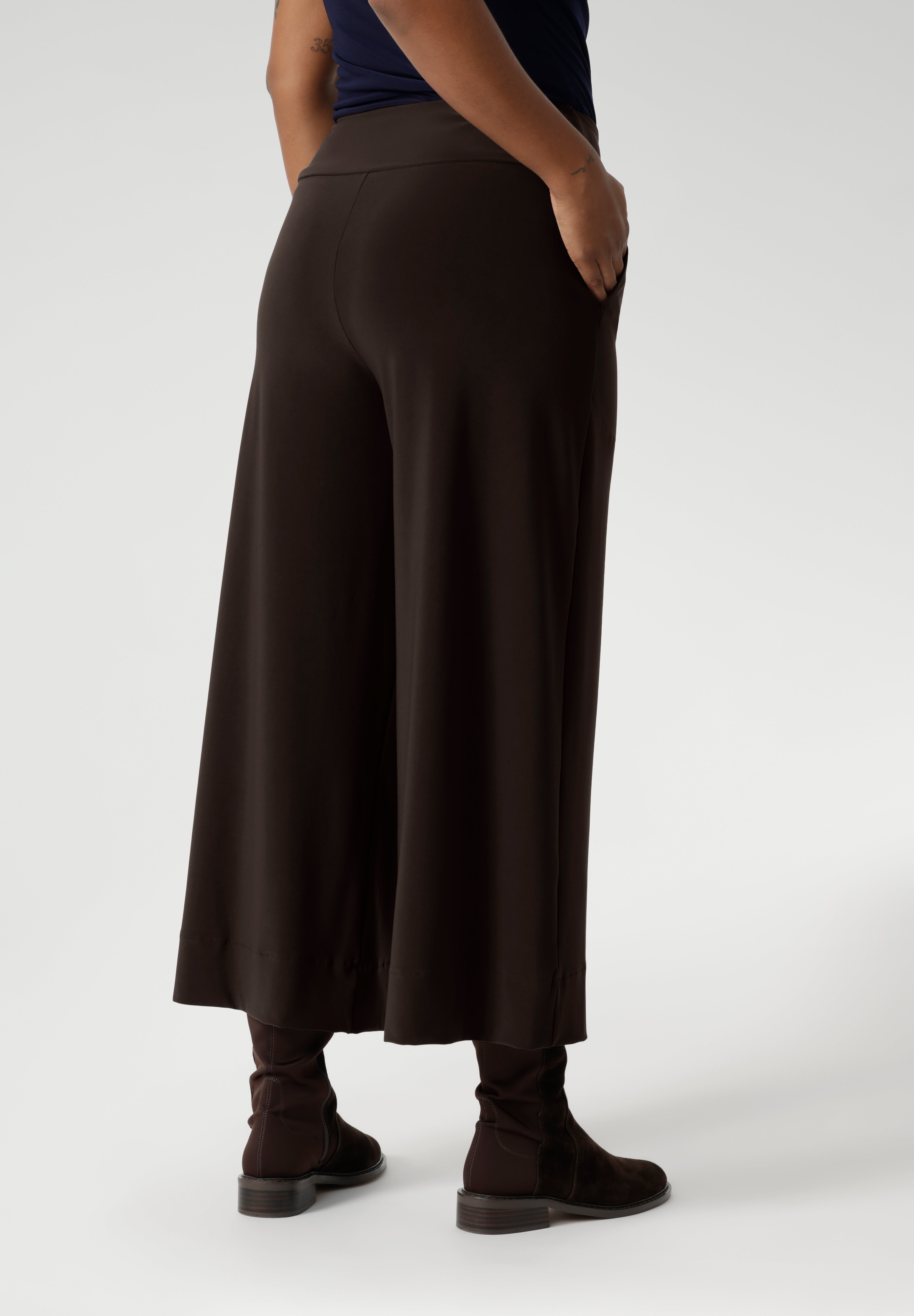 The Bradley Culotte in Cocoa is a pant that unites all heights. Pair back with our Sandro Jacardi for a comfortable soft suiting combination.