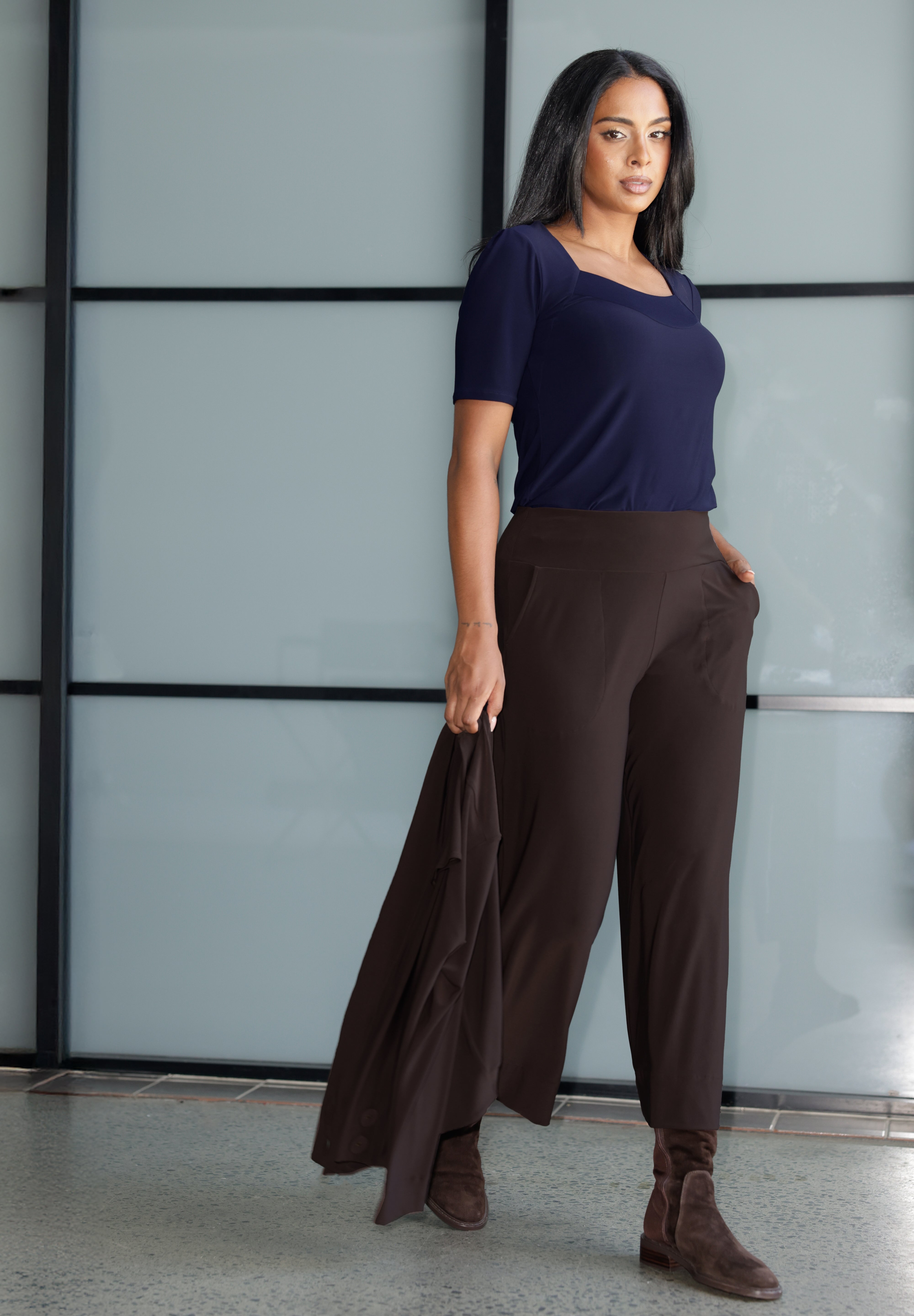 The Bradley Culotte in Cocoa is a pant that unites all heights. Pair back with our Sandro Jacardi for a comfortable soft suiting combination. Available in sizes 8-24 and in 2 lengths.