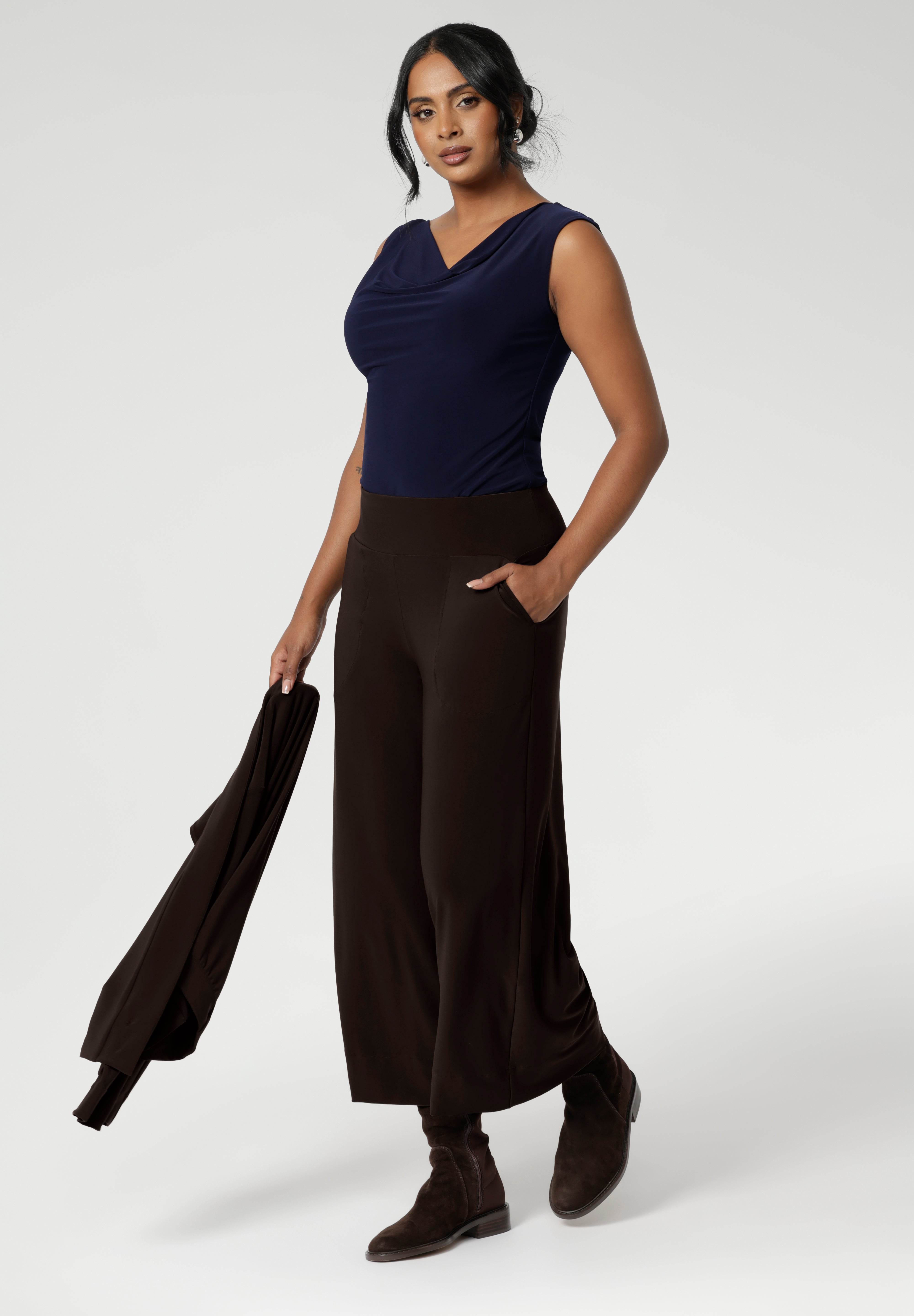 The Bradley Culotte in Cocoa is a pant that unites all heights. Pair back with our Sandro Jacardi for a comfortable soft suiting combination.