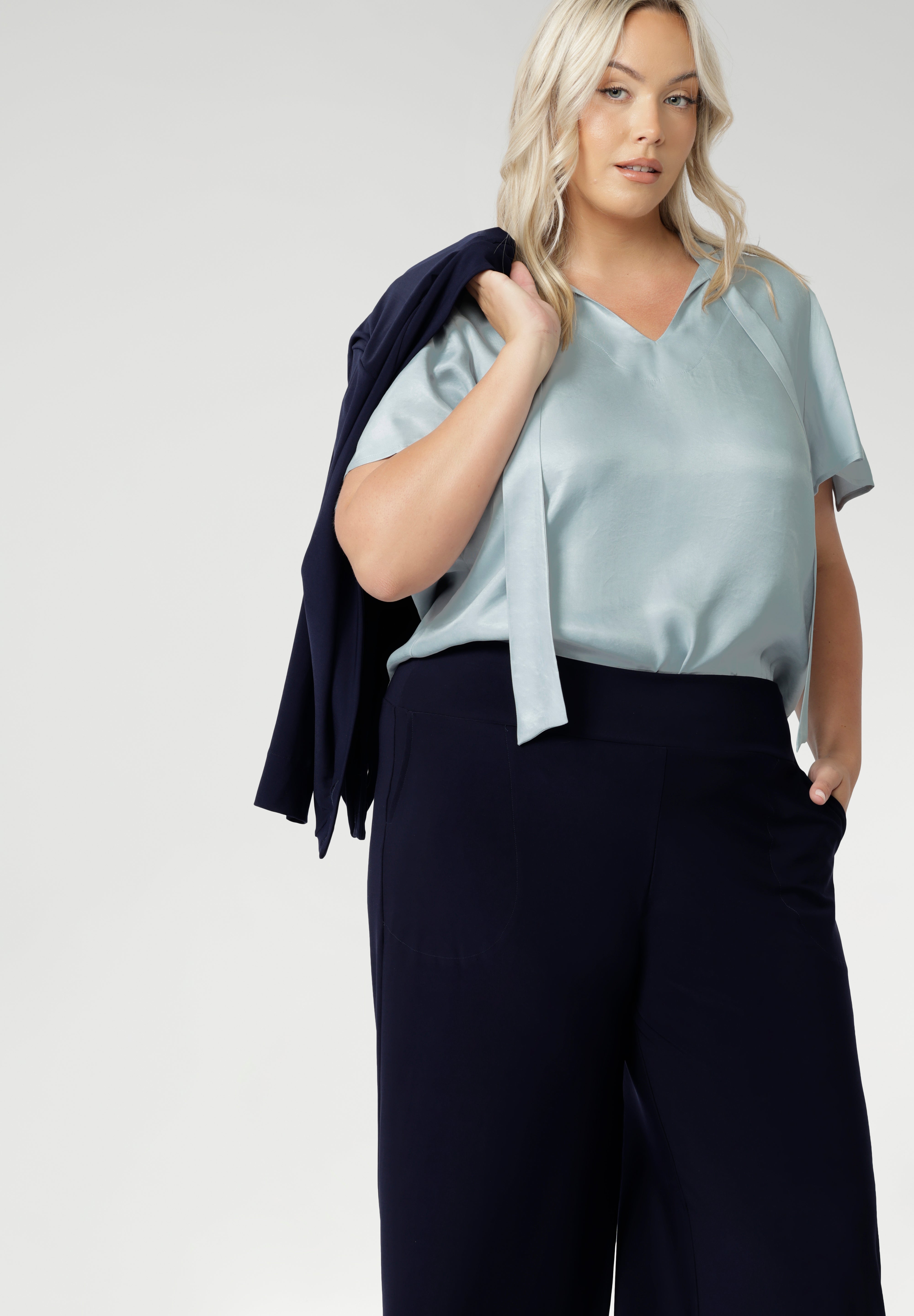 The Bradley Culotte in Navy is a pant that unites all heights! Pair back with our Sandro Jacardi for a comfortable soft suiting combination.