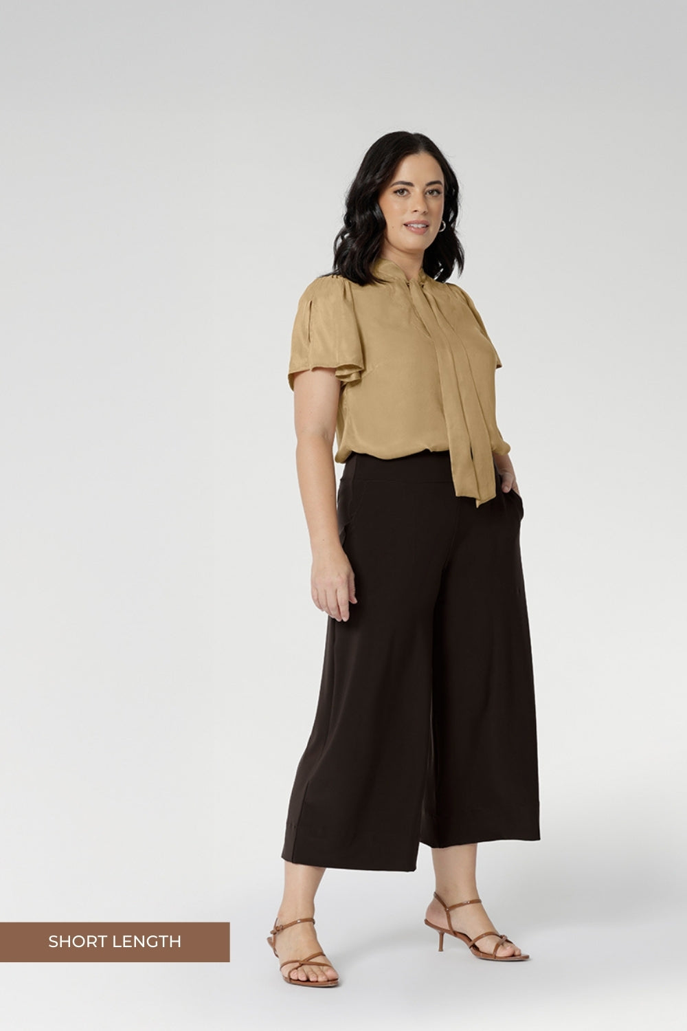 Petite Height woman wears a pair of Bradley Culotte Pants for a comfortable soft suiting combination. Available in sizes 8-24 and in 2 lengths.