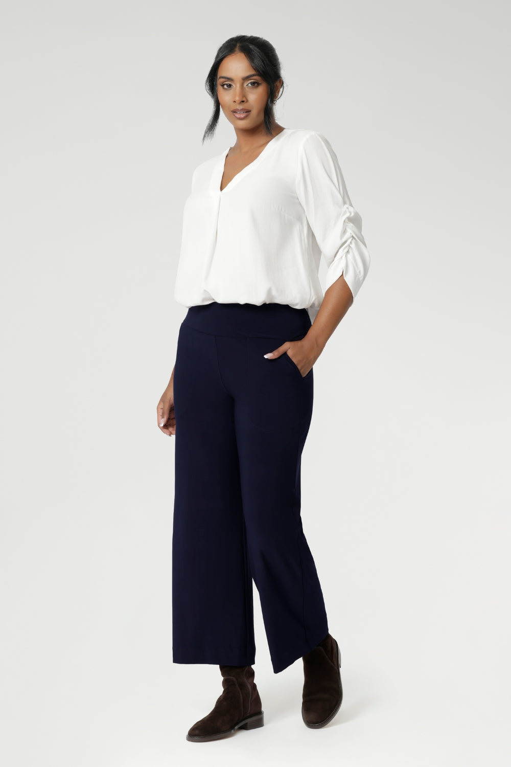 The Bradley Culotte in Navy is a pant that unites all heights! Pair back with our Sandro Jacardi for a comfortable soft suiting combination.
