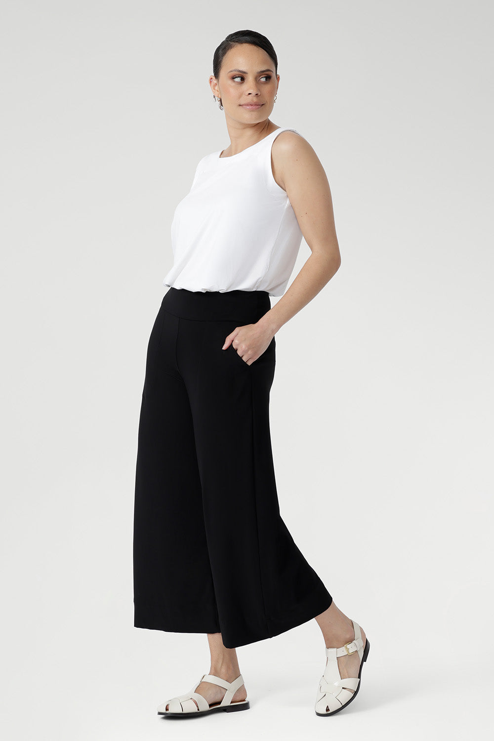 Double-layer waistband, side-pockets, and cropped length, they pair perfectly with a shirt for an elevated outfit or with plain top for a more relaxed look.