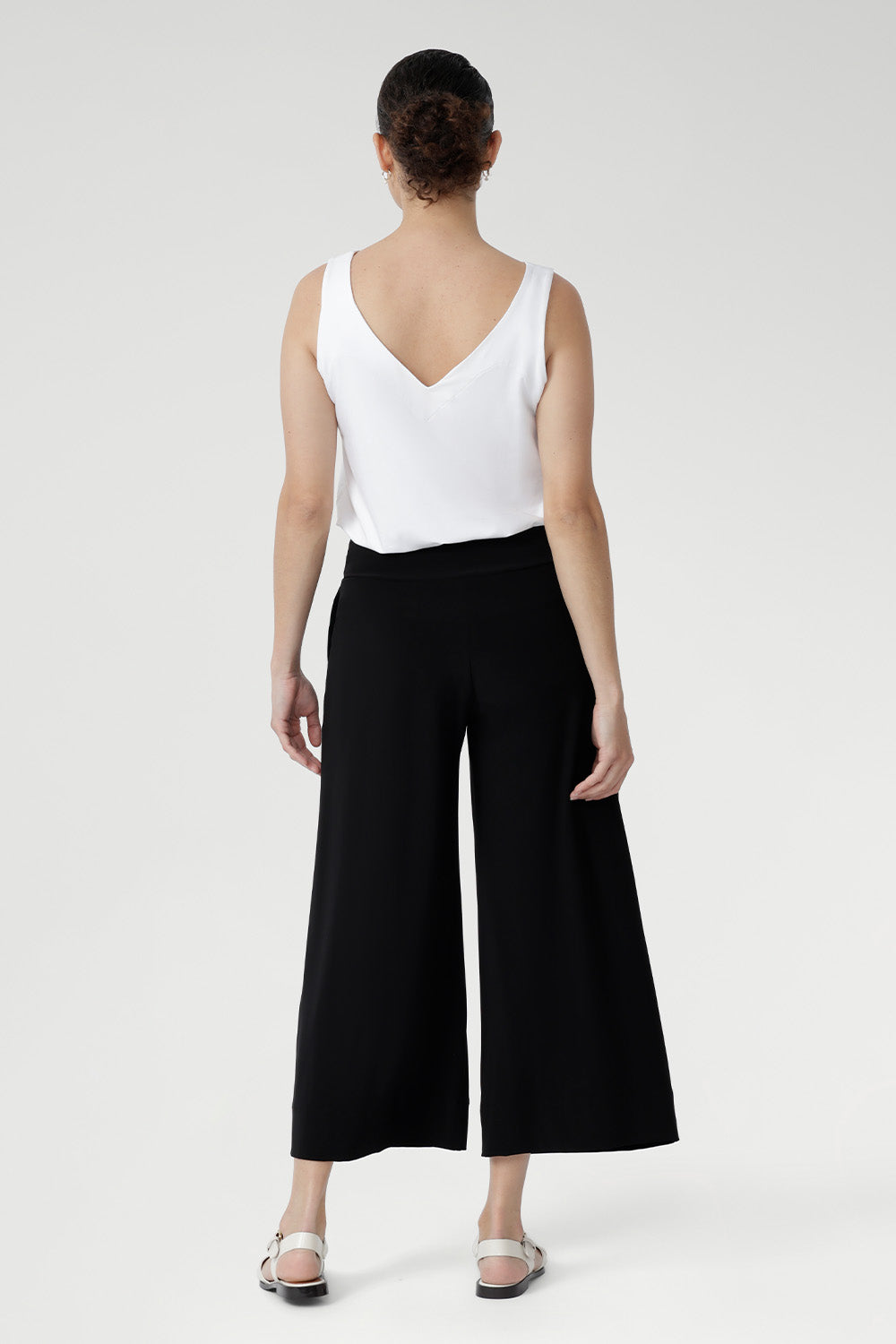 Designed for effortless style and all-day comfort, the Bradley Culotte is made from heavy-weight dry-touch stretch jersey. Featuring a pull-on fit, double-layer waistband, side pockets, and cropped wide-leg silhouette, they elevate any outfit from workday chic to casual weekend ease. Proudly Australian made, a wardrobe essential for modern women.