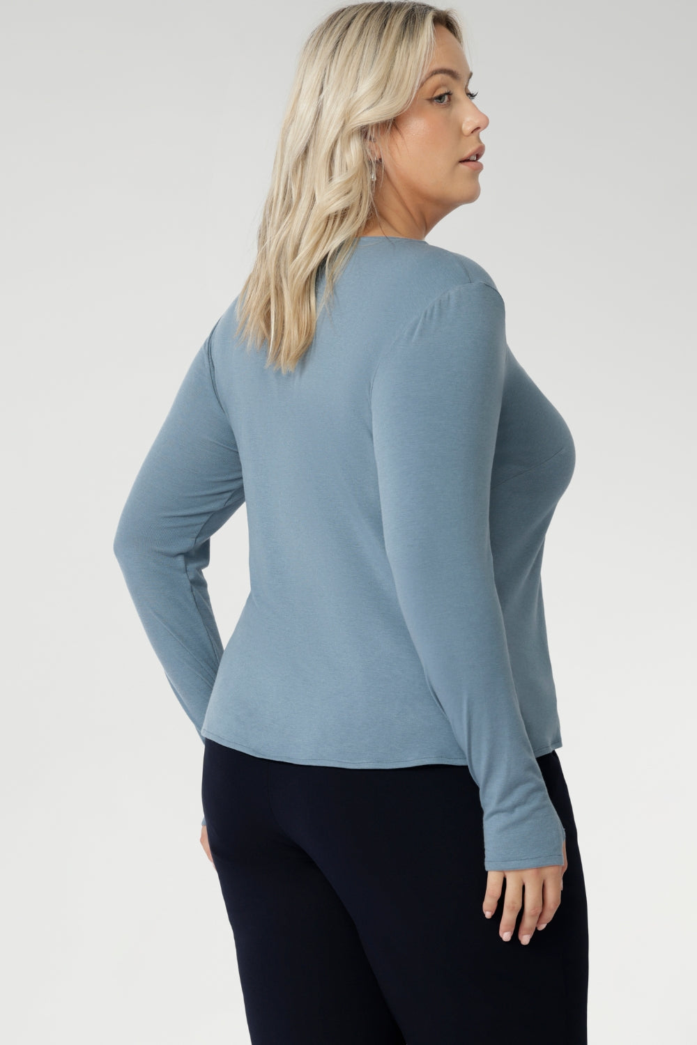 Stay effortlessly stylish through the cooler months with this luxuriously soft knit top, crafted from a premium Tencel wool blend. Designed for comfort and versatility, it features a flattering close-to-body fit that moves with you, thanks to its generous stretch and breathable finish.