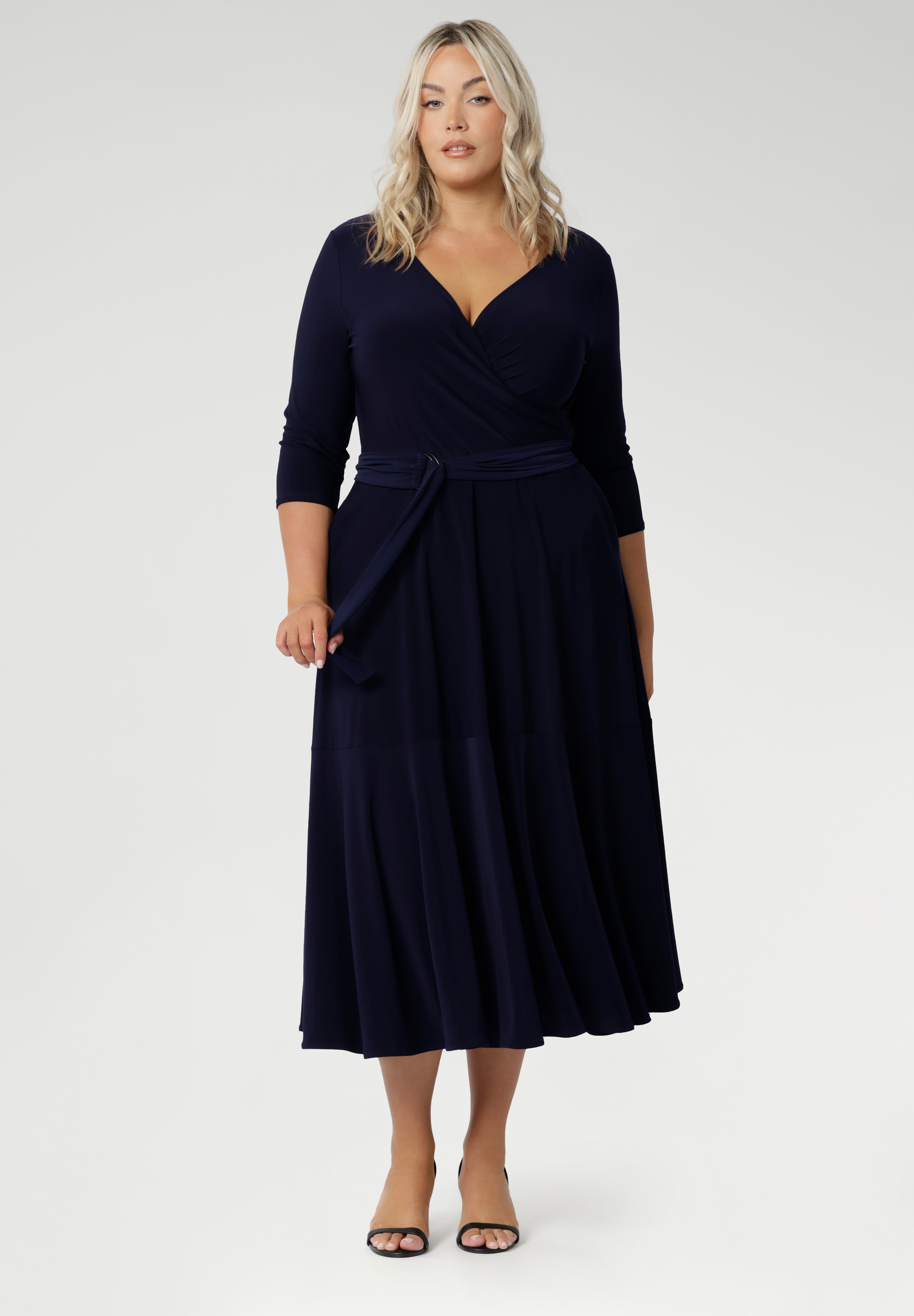 Ideal for both office wear and weekend styling, this fabric belt offers effortless versatility, taking you seamlessly from desk to dinner and everything in between. Plus size model wears D-ring belt in Navy over Bettina Reversible Dress in Navy creating a faux tie dress.