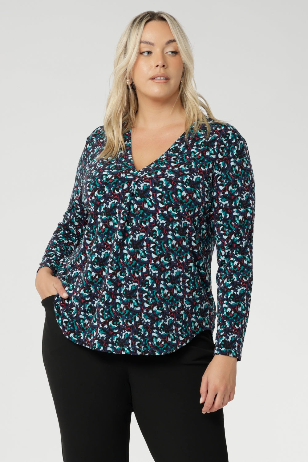 A shoulder yoke and centre-back tuck lend subtle tailoring to the relaxed silhouette, making it easy to dress up or down. Made in Australia for women across Australia and New Zealand in sizes 8 to 24, Dakota pairs effortlessly with LF Garcia jackets and Sorel Trenchcoats for a layered look that’s colourful, comfortable, and confidently styled.