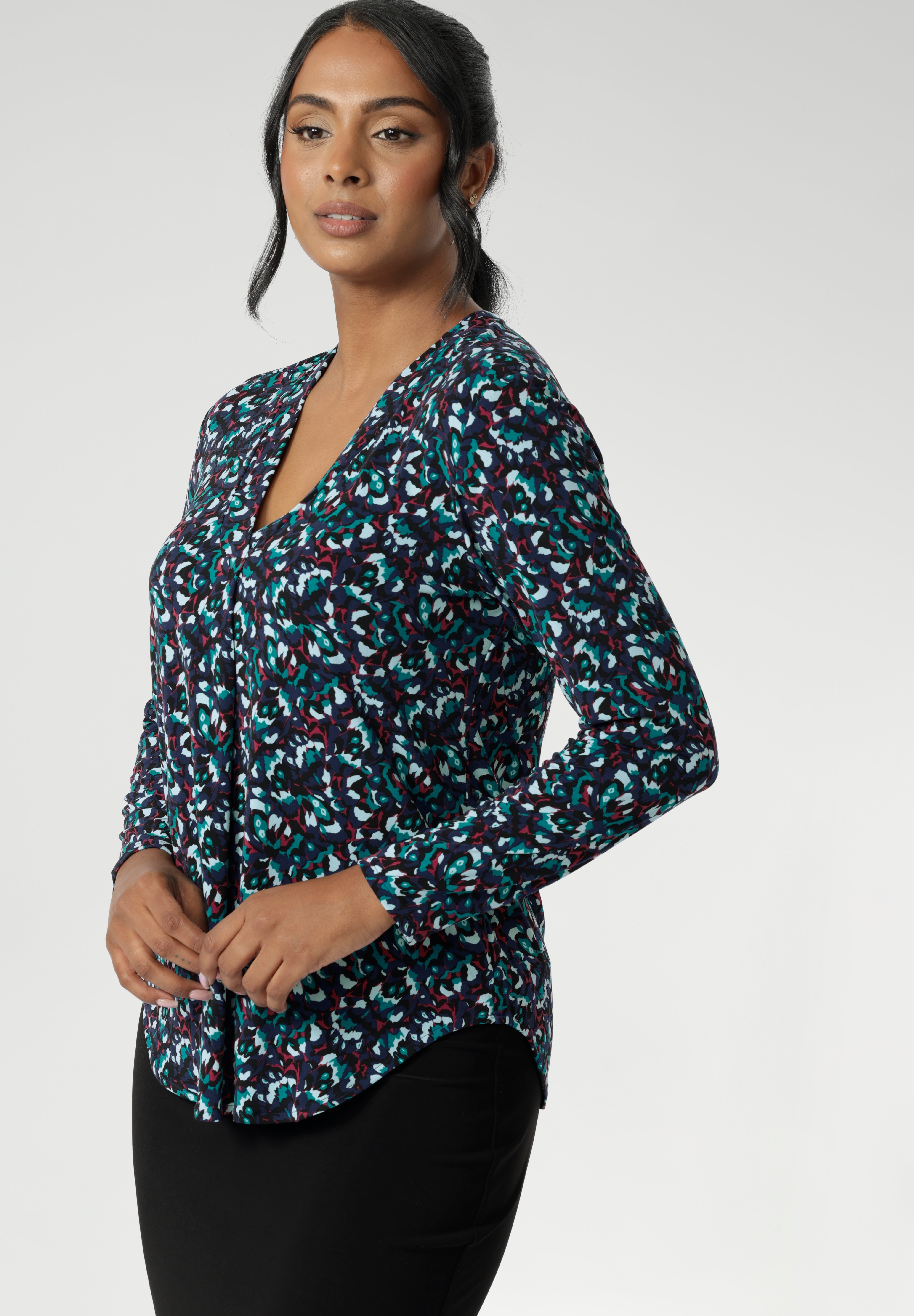 Made in Australia for women across Australia and New Zealand in sizes 8 to 24, Dakota pairs effortlessly with LF Garcia jackets and Sorel Trenchcoats for a layered look that’s colourful, comfortable, and confidently styled.