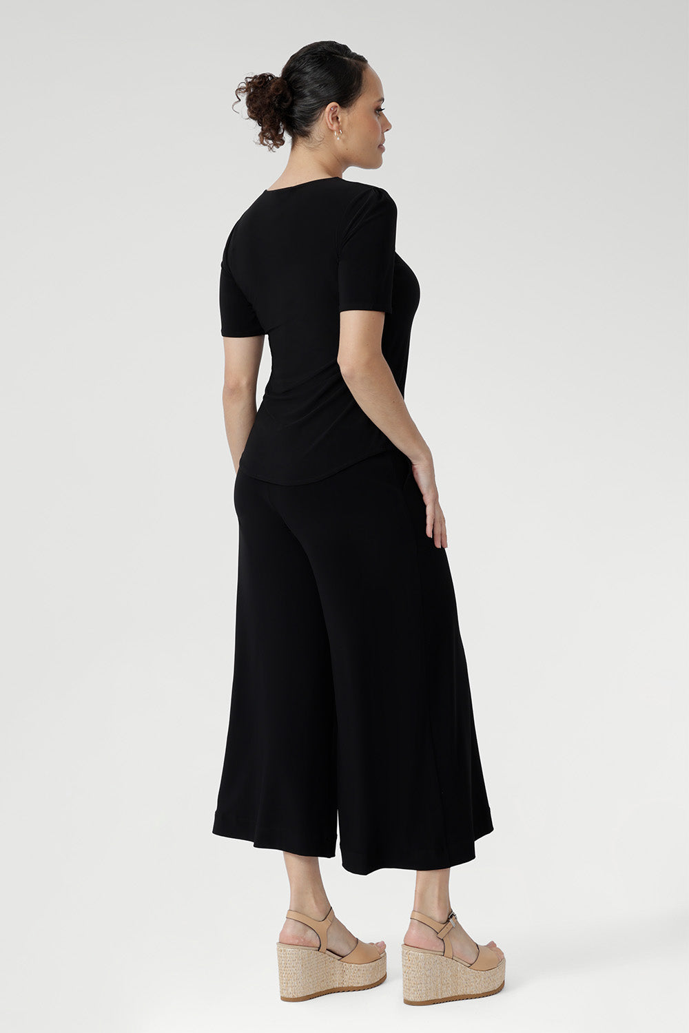 Crafted from our signature dry-touch jersey fabric, the Dany Culotte is designed with an Extra-wide-leg, functional side pockets, and a pull-on style, and is easily dressed up to take you from day to night.