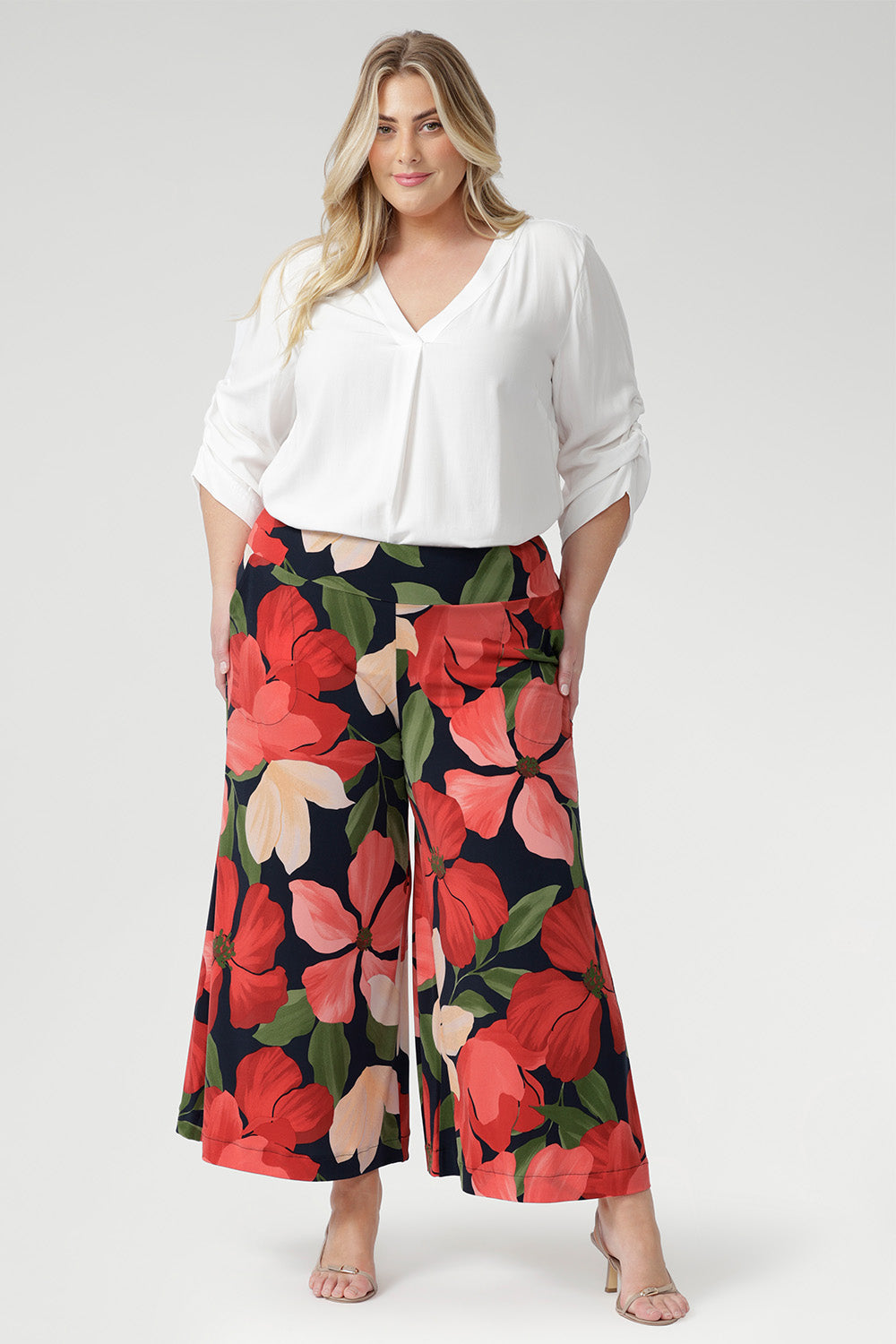 Featuring a pull-on style with a soft yet supportive waistband and functional side pockets for ease and comfort. Perfect for work, evening events, travel, or relaxed weekend wear.