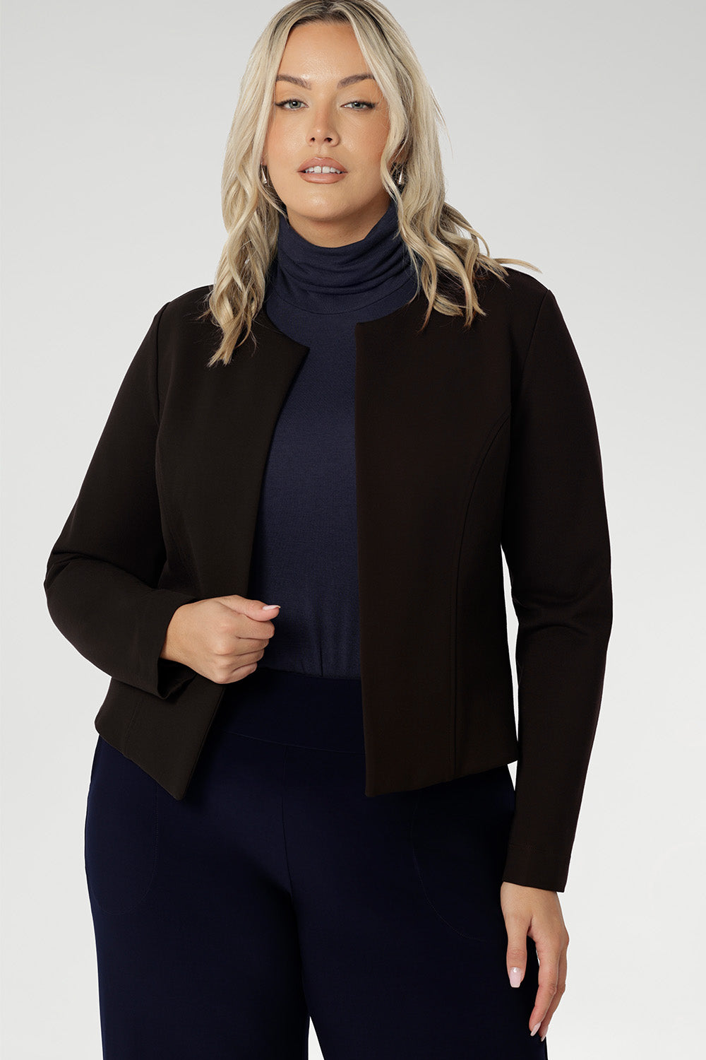 The Drake Jacket in Cocoa brings a warm, modern edge to your capsule wardrobe. Crafted from high-quality dry-touch Ponte jersey fabric with firm stretch, this cropped jacket delivers clean lines, structured tailoring, and all-day comfort.