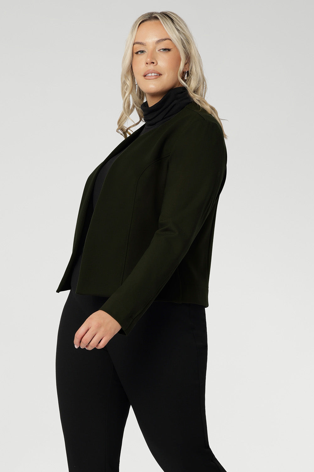 Tailored double-layer front panels add a sleek, sculpted look, while the single-layer back with subtle darts provides gentle shaping for a flattering fit. Full-length sleeves balance the cropped cut, enhancing its polished, minimalist aesthetic.