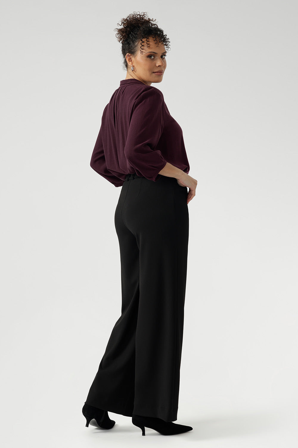 Off duty pants provide breathable stretch and comfort. Australia Made for woman in Australia and New Zealand. Leina & Fleur is a woman’s clothing brand that has sizes ranging from 8 to 24 including plus sizes and petite sizes.