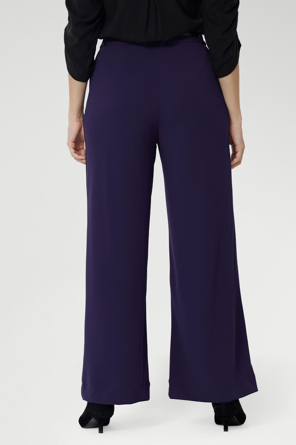 These pants create an effortlessly polished look that elevates any outfit. Featuring practical angled front pockets, back darts for a flattering fit, and a discreet invisible front zip with an internal button, the Drew Pant balances style and functionality with ease.