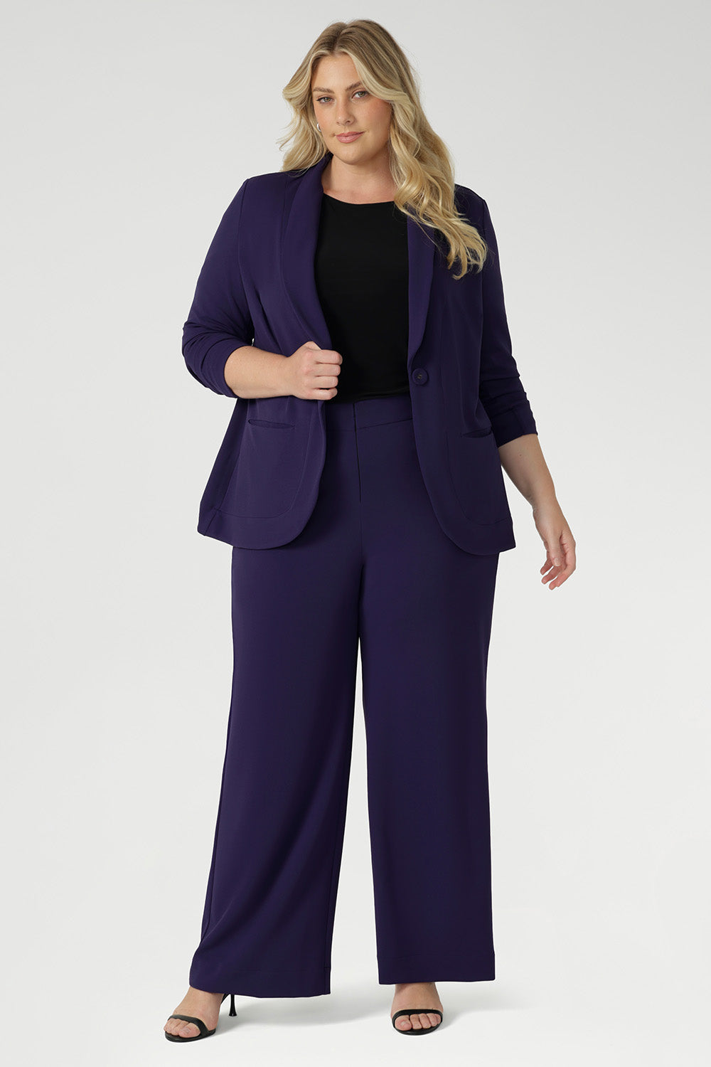 These pants create an effortlessly polished look that elevates any outfit. Featuring practical angled front pockets, back darts for a flattering fit, and a discreet invisible front zip with an internal button, the Drew Pant balances style and functionality with ease.