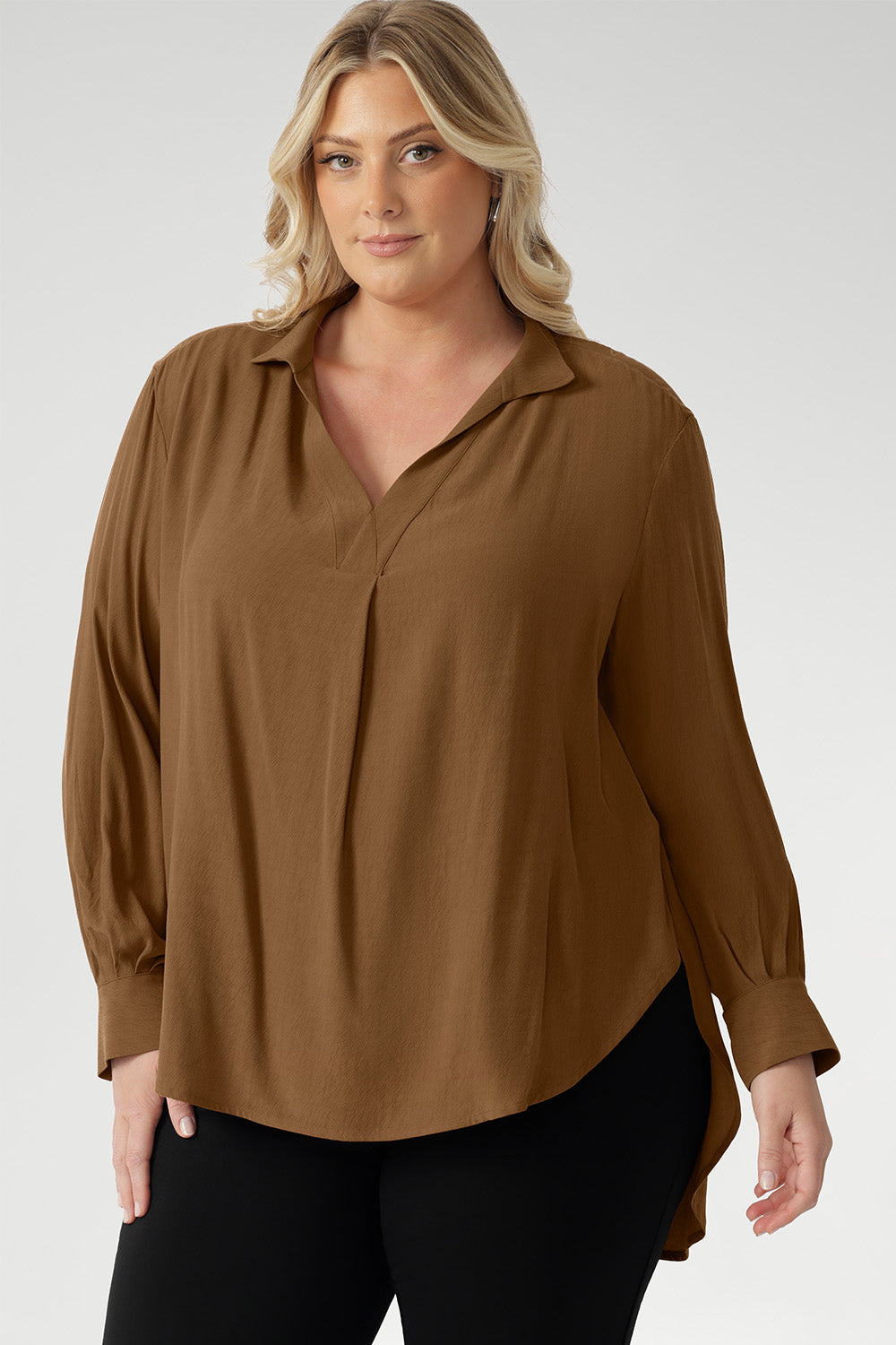 Designed to be worn untucked or styled with a front or back tuck, it transitions seamlessly from relaxed to refined. Crafted from a breathable Tencel Viscose, the fabric has a soft drape and a gentle texture. It’s lightweight, easy to wear, and holds its shape without stretch. In the warm neutral shade of Nuthatch, it brings subtle sophistication to everyday dressing.
