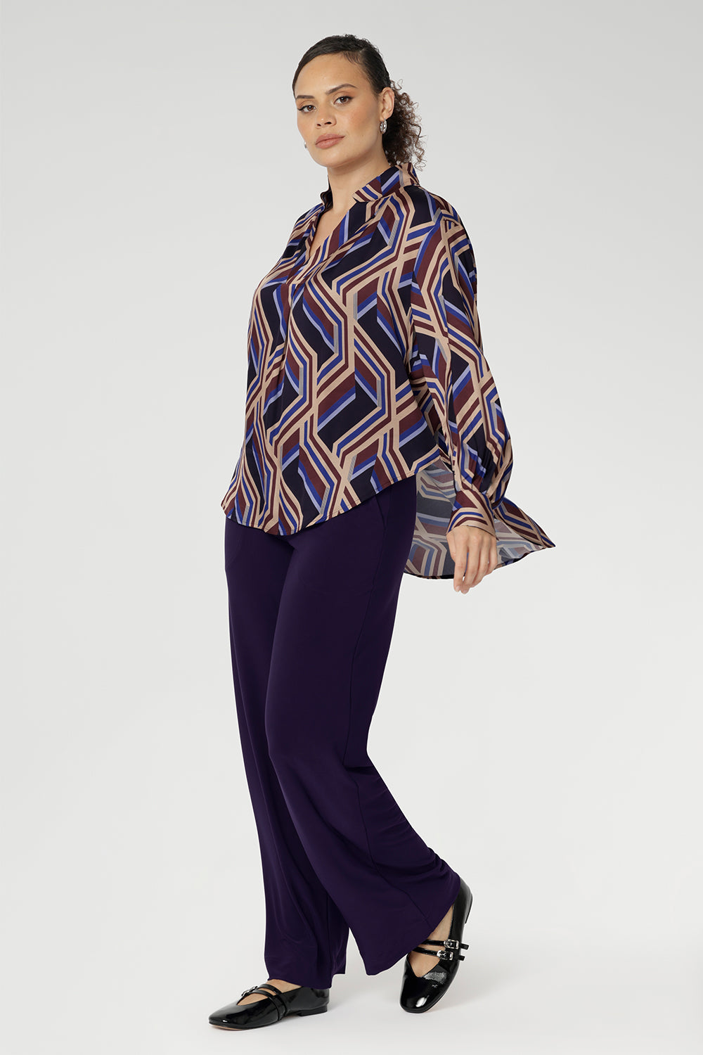 Full-length sleeves are finished with neat cuffs and a covered button for a refined touch, while the curved shirttail hemline sits slightly longer at the back, creating a flattering and balanced finish.