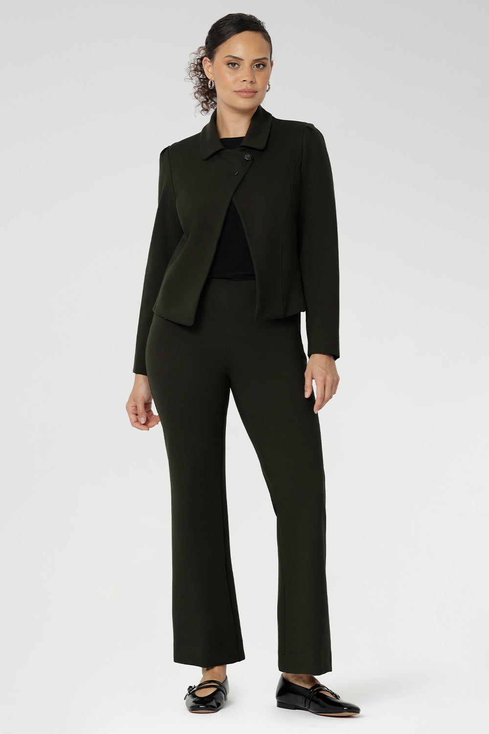 Crafted from premium dry-touch Ponte jersey fabric with firm stretch, this tailored, open-front jacket delivers both structure and comfort, making it an ideal layering piece for work, weekends, or travel.