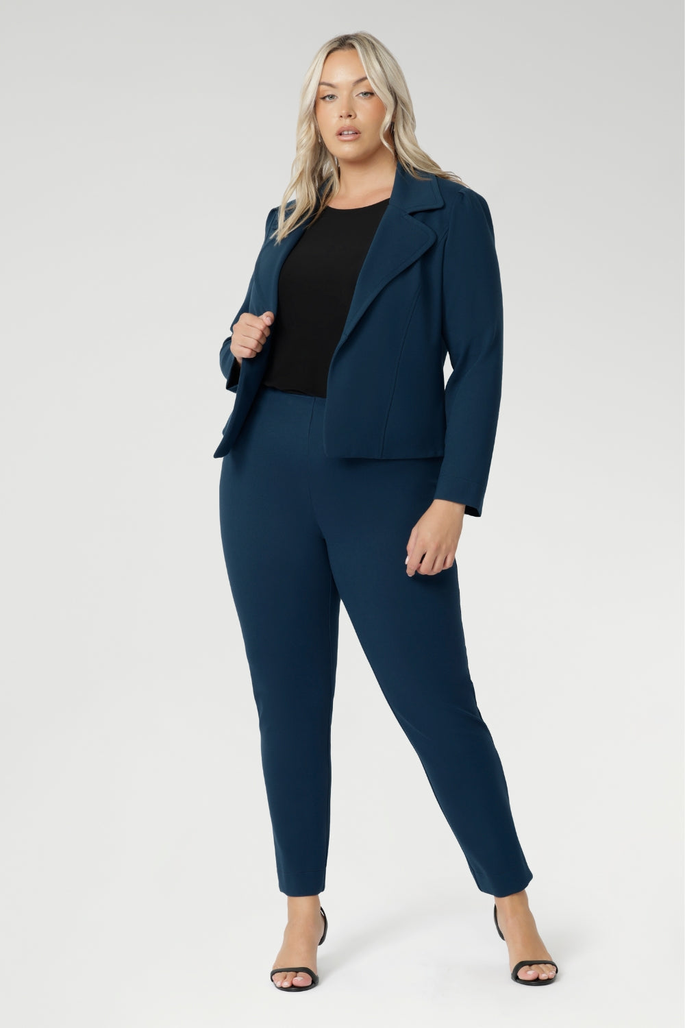 Made from firm-stretch fabric, it’s an effortless layering piece for off-duty or workwear looks. Plus size woman wears the Garcia Jacket in Petrol, for a modern cropped trench with a tailored, open-front design. Available in sizes 8-24.