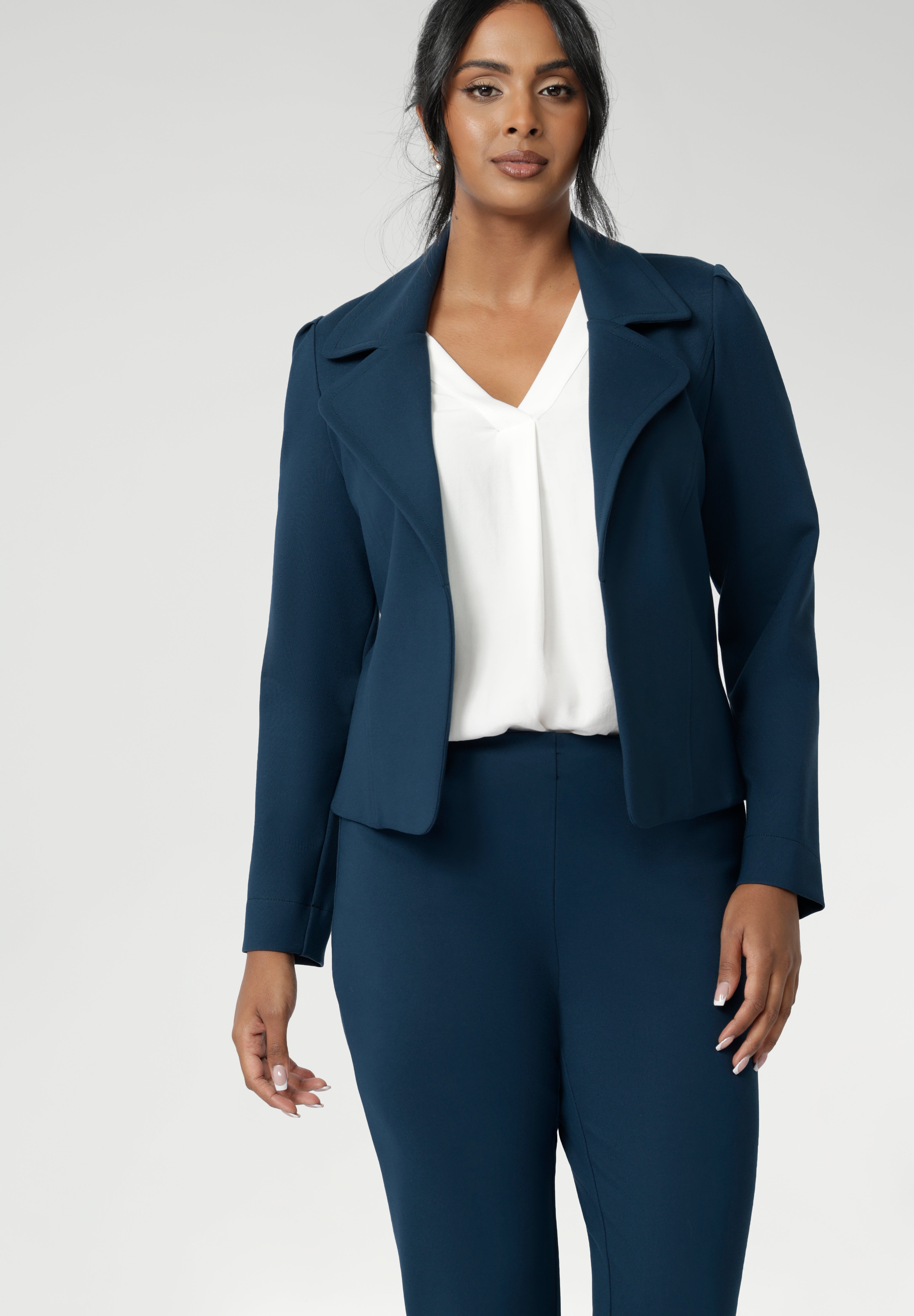 Made from firm-stretch fabric, it’s an effortless layering piece for off-duty or workwear looks. The Garcia Jacket in Petrol is a modern cropped trench with a tailored, open-front design.