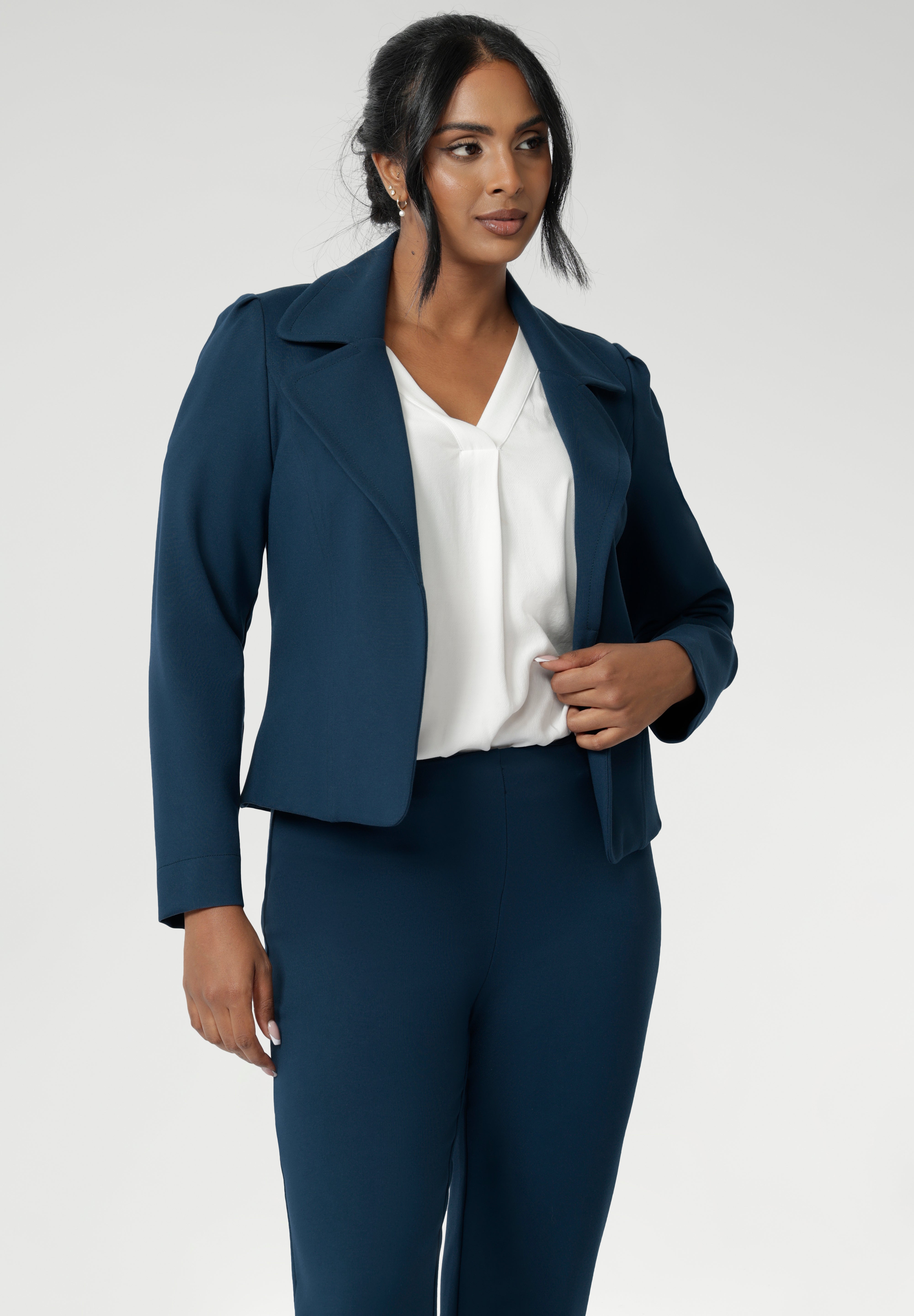 The Garcia Jacket in Petrol is a modern cropped trench with a tailored, open-front design. Made from firm-stretch fabric, it’s an effortless layering piece for off-duty or workwear looks.