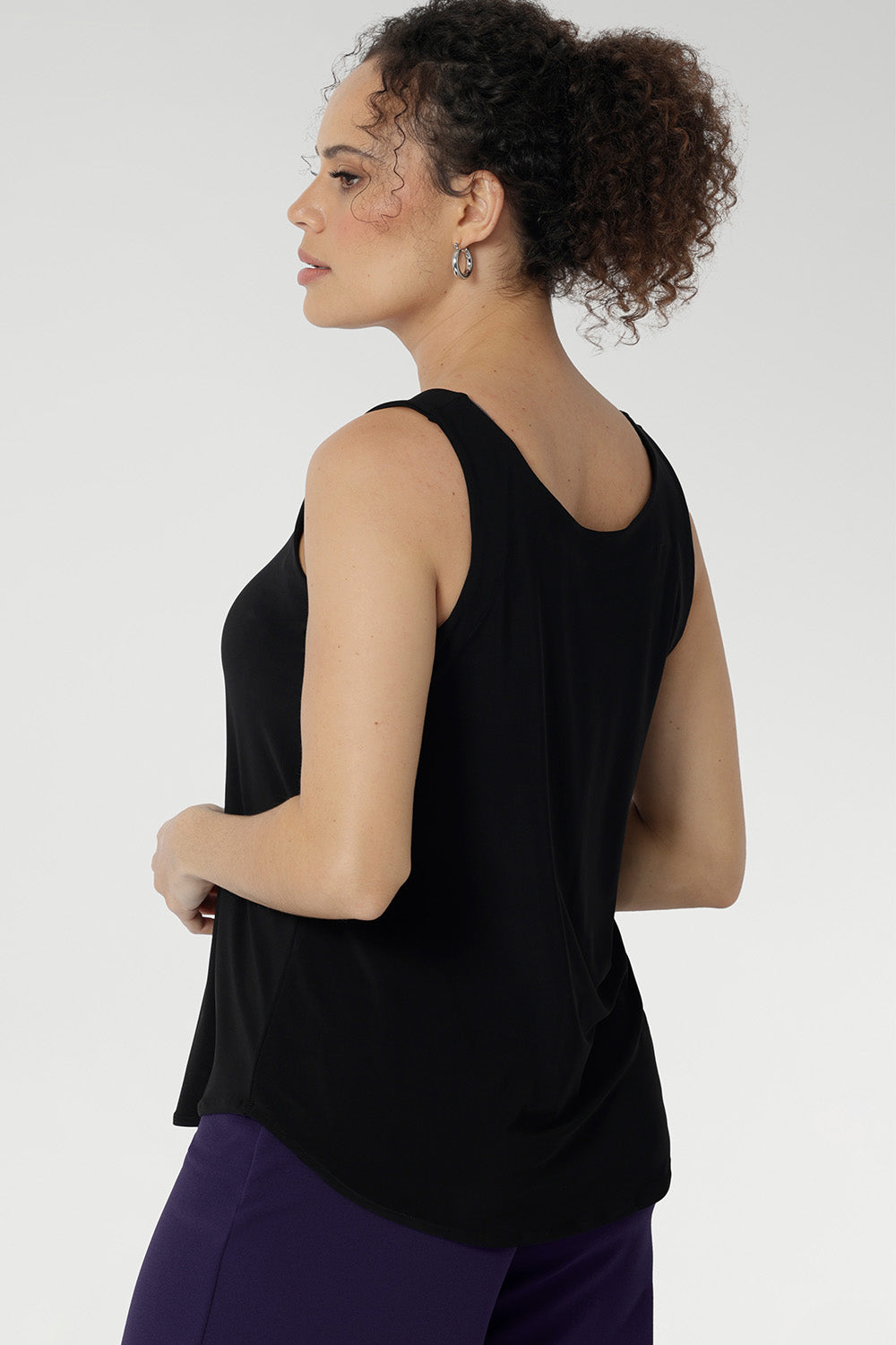 Designed with a close-to-body fit, flattering bust darts, and a curved hemline that dips slightly longer at the back, the Harlee offers a modern shape with everyday ease.