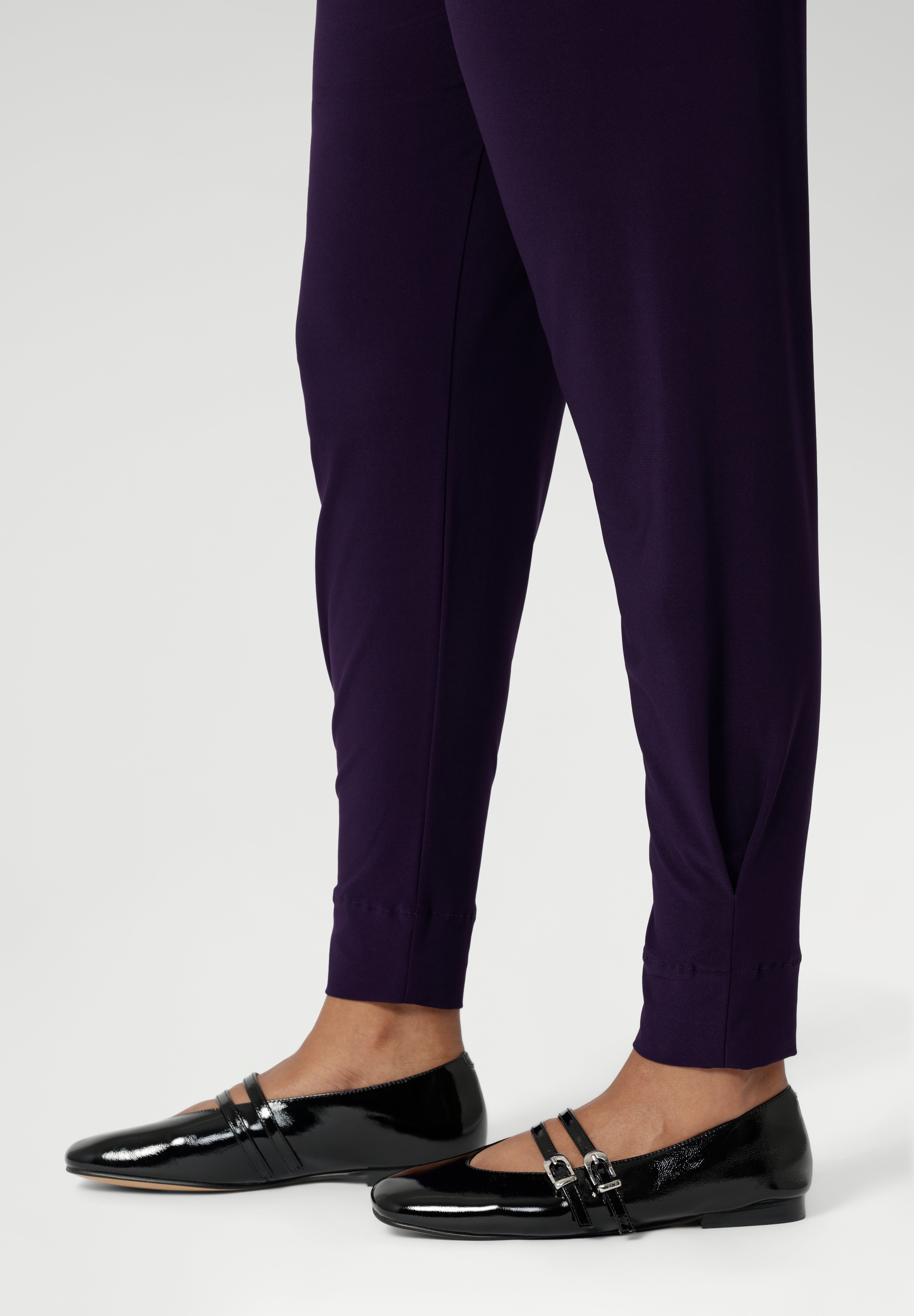 Close up image of Indi Pant in Amethyst in the long length, featuring the tapered leg
ankle cuffs and tailored tuck detail of the 7/8 length leg. Available in sizes 8-24 and 2 lengths to accommodate for all heights and styles.