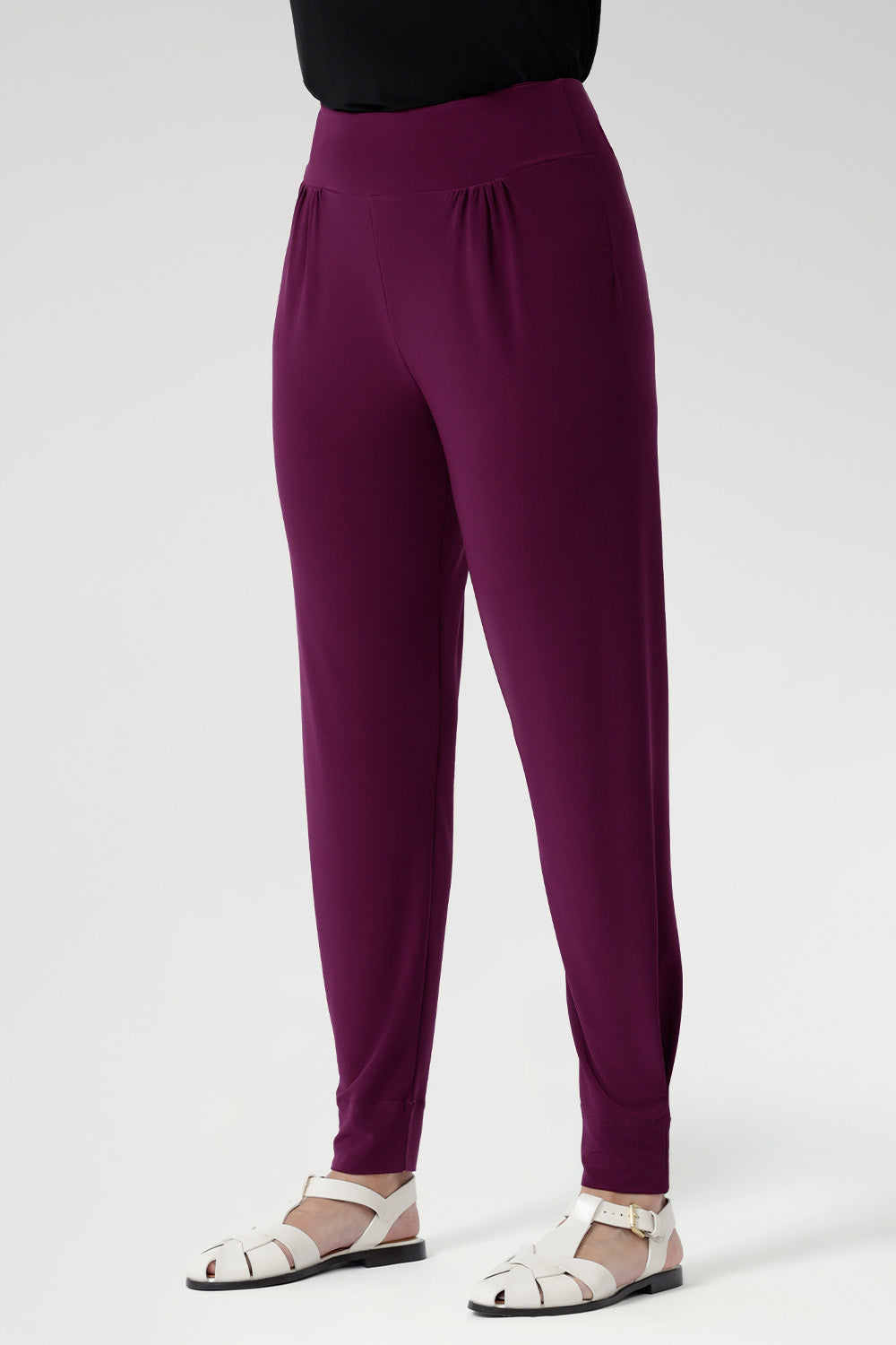 The 7/8 length is perfect for showing off your favourite shoes, and the pants come in two different lengths to accommodate a variety of heights. Indi Pants in Magenta available in size 8-24 in 2 lengths.