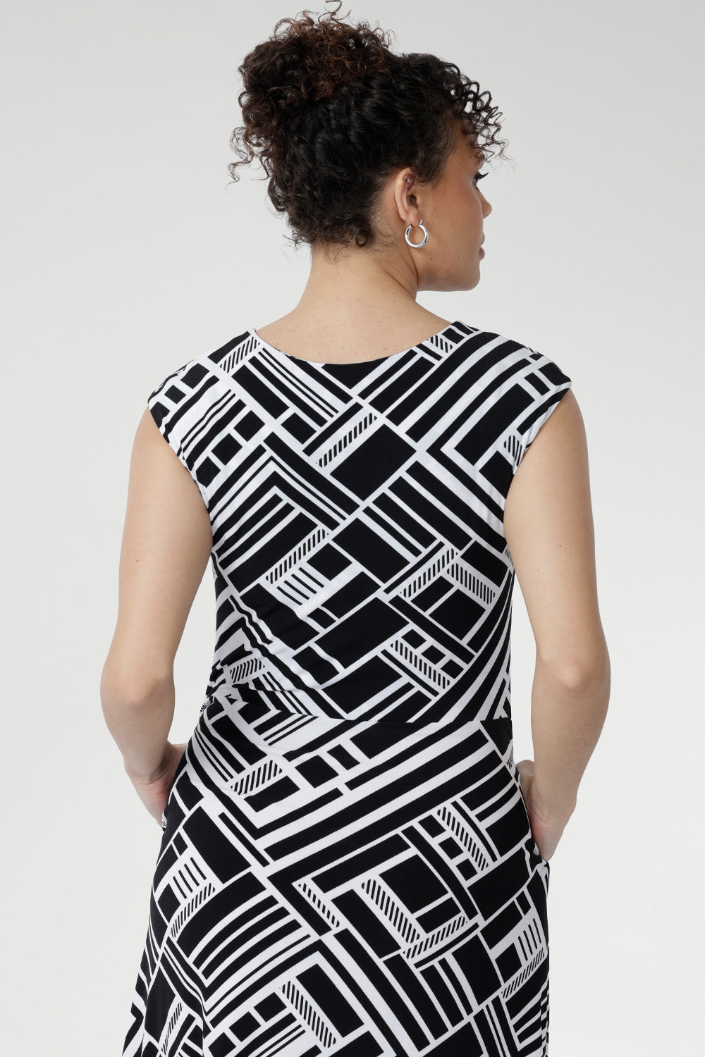 The double-layered bodice with bust darts provides a flattering shape, while the round neckline and soft-stretch fabric ensure a comfortable fit that moves with you throughout the day. Thoughtful design details such as the side pockets and fully lined skirt elevate the dress from simple to sophisticated, making it both practical and polished.
