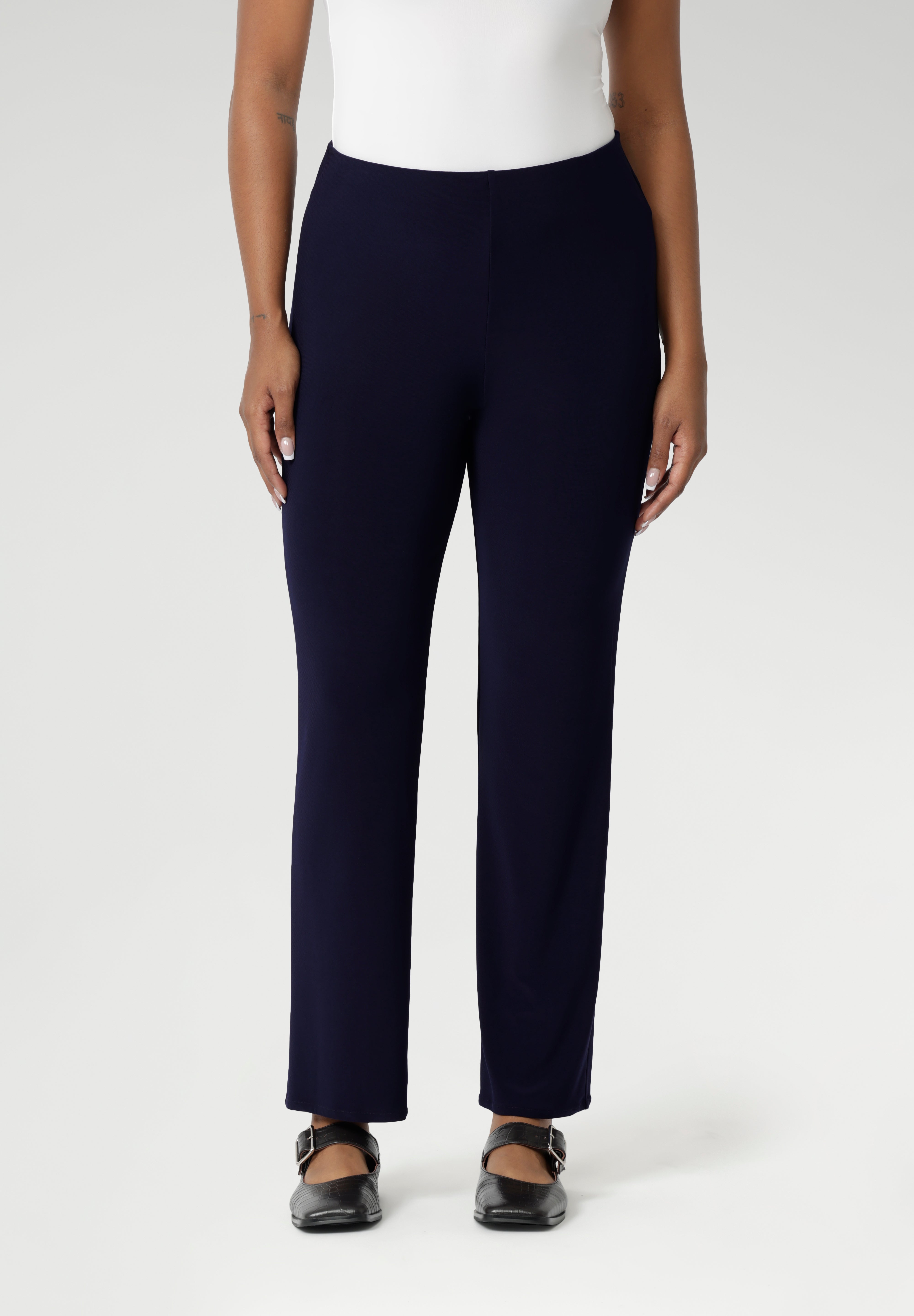 The Joel Pant is designed for lightweight comfort, enhancing your workwear wardrobe throughout the season. Crafted from a navy dry-touch jersey base, this fabric offers a soft stretch for a relaxed fit.