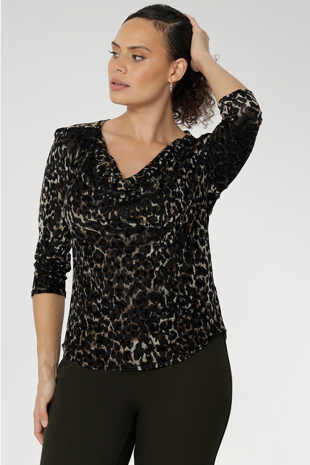 Three-quarter sleeves provide comfortable coverage, making it ideal for year-round wear, and the shoulder yoke with a tailored back tuck enhances the fit and adds refined structure. Finished with a curved shirttail hemline, the Kyrie Top can be styled tucked in for a polished look or worn loose for effortless sophistication.