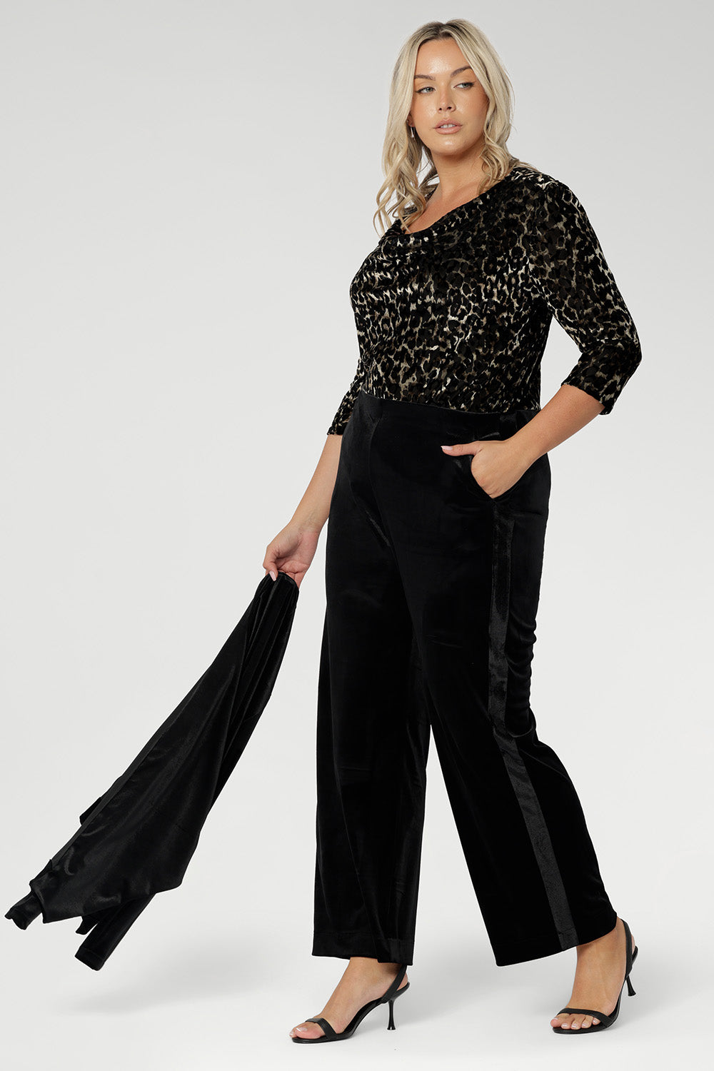 Designed with practicality in mind, the Lesley Pant features functional side pockets accented with refined topstitching for an elevated touch. Whether you're dressing for the office or creating effortless off-duty looks, this versatile pant combines structure, style, and comfort in one easy-to-wear piece