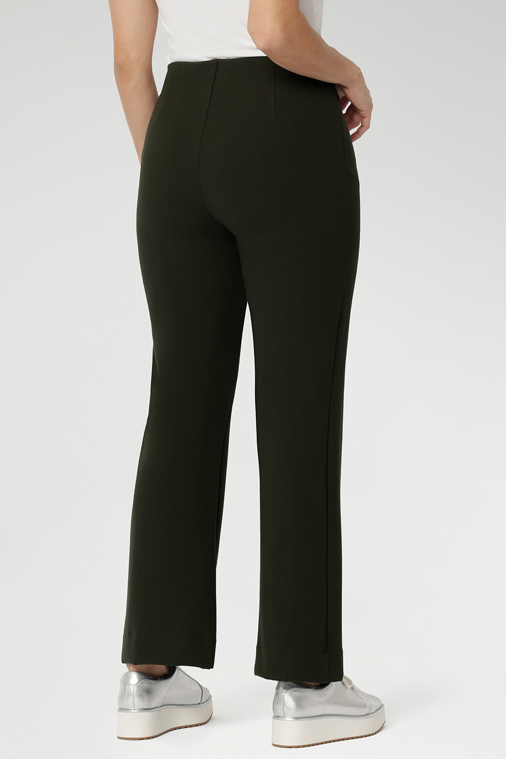 Designed with practicality in mind, the Lesley Pant features functional side pockets accented with refined topstitching for an elevated touch.