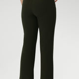 Designed with practicality in mind, the Lesley Pant features functional side pockets accented with refined topstitching for an elevated touch.