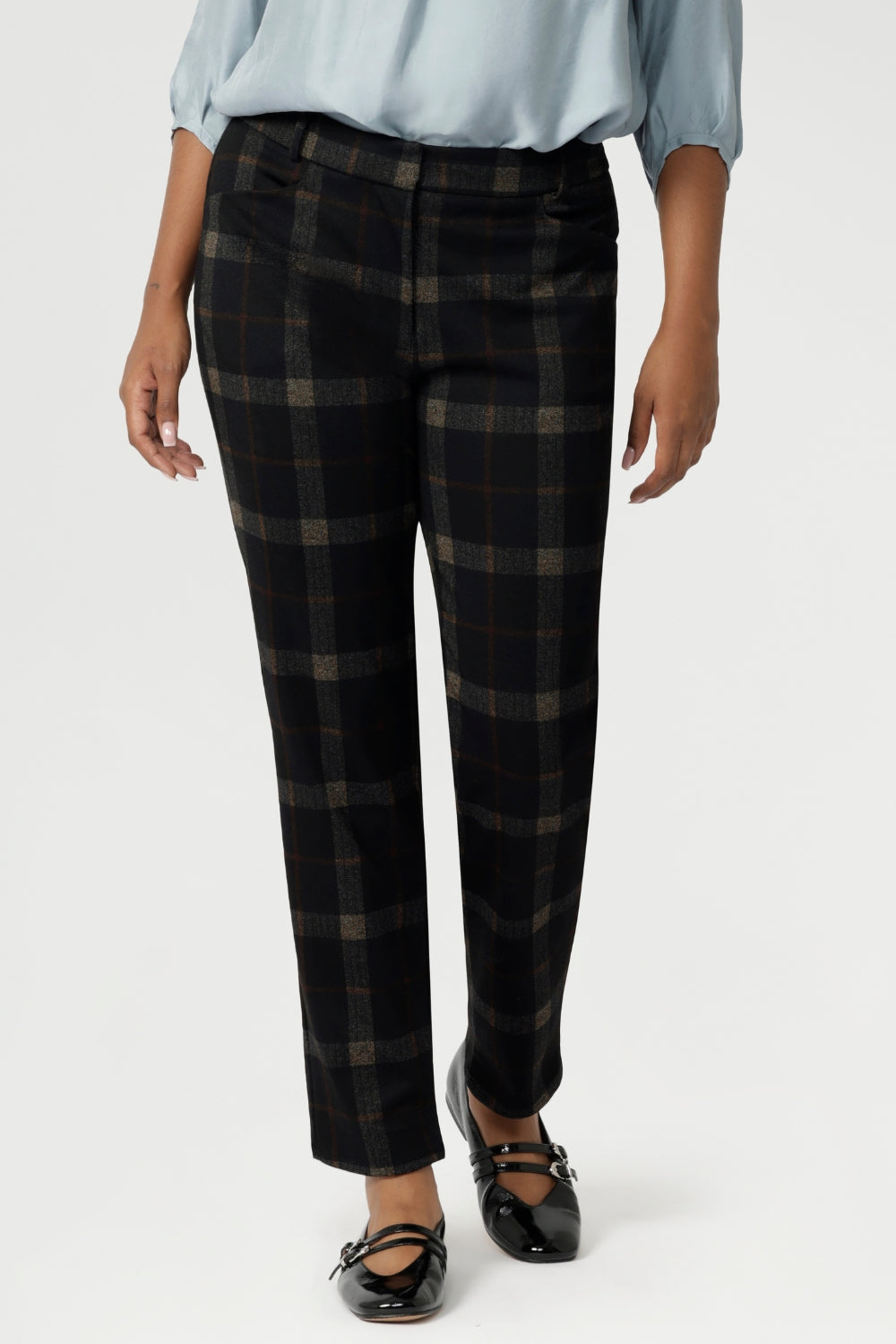 With a mid-rise fit, slim tapered leg, and ankle-length finish, the Lulu brings a sleek, modern edge to both workwear and smart-casual styling. The tailored waistband features a fly fastening with a hook and bar closure for a clean front, while angled front pockets, back darts, and belt loops complete the look with refined detail.