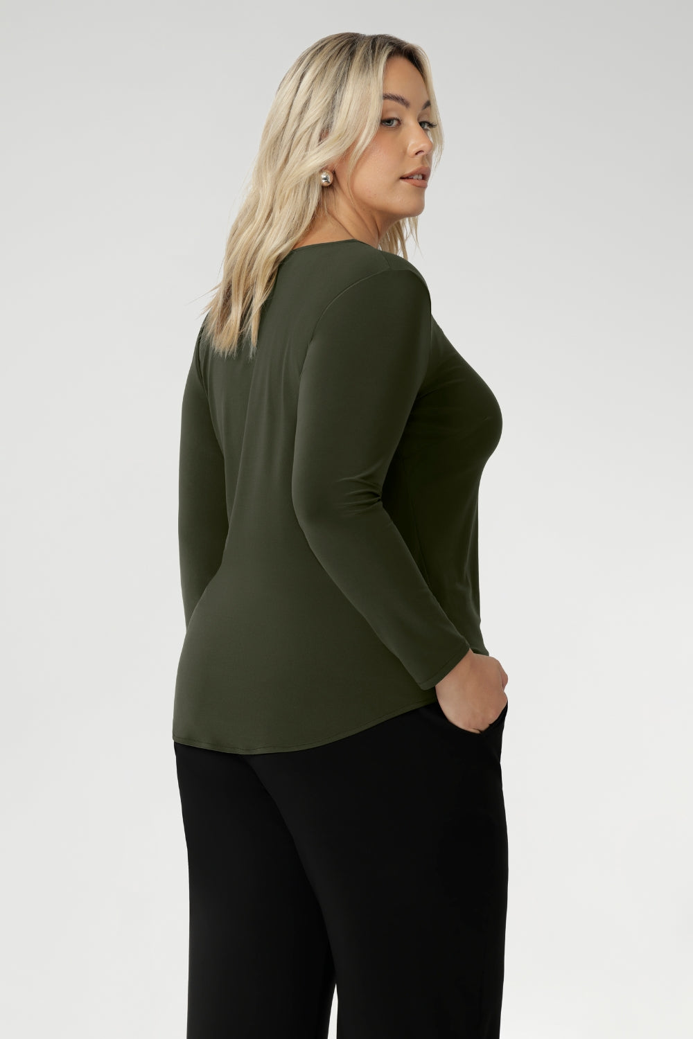 The Mason Top is your perfect everyday essential, designed for effortless style as the weather cools. Featuring a chic boat neckline and clean, elegant lines, this top is the ultimate base layer for any outfit.