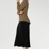 The straight front hemline is balanced by a gently curved back hem, adding a modern edge to this clean and polished style. Whether paired with tailored pants for the office or dressed down with denim for the weekend, the Mason Top is a reliable go-to that transitions seamlessly from day to night.